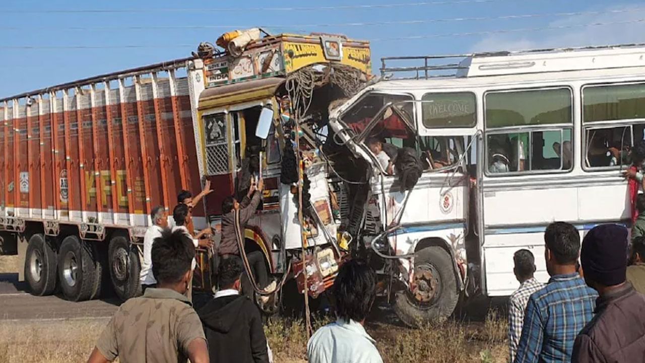 ఘోర రోడ్డు ప్రమాదం.. బస్సు, ట్రక్కు ఢీకొని ఐదుగురు దుర్మరణం.. నలుగురి పరిస్థితి విషమం..