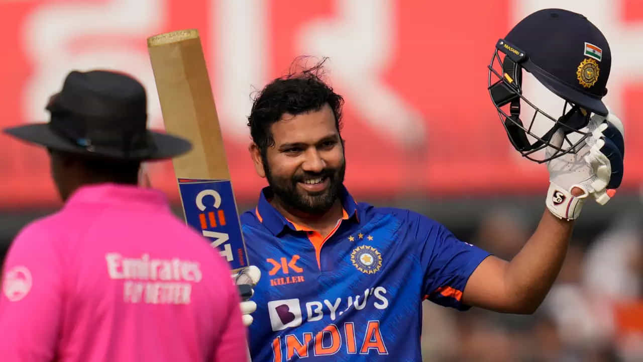 కానీ కోహ్లీ గైర్హాజరీలో టీమిండియా తాత్కలిక సారథిగా జట్టును నడిపించిన రోహిత్.. 2017లో శ్రీలంకపై జరిగిన రెండో టీ20 మ్యాచ్‌లో 43 బంతుల్లో 118, 2018లో వెస్టిండీస్‌పై జరిగిన టీ20లో 61 బంతుల్లో 111 పరుగు చేశాడు.అలాగే వన్డేల్లో కూడా ఇటీవలె కివీస్‌తో ముగిసిన వన్డే సిరీస్‌లో శతకం బాదాడు హిట్ మ్యాన్.