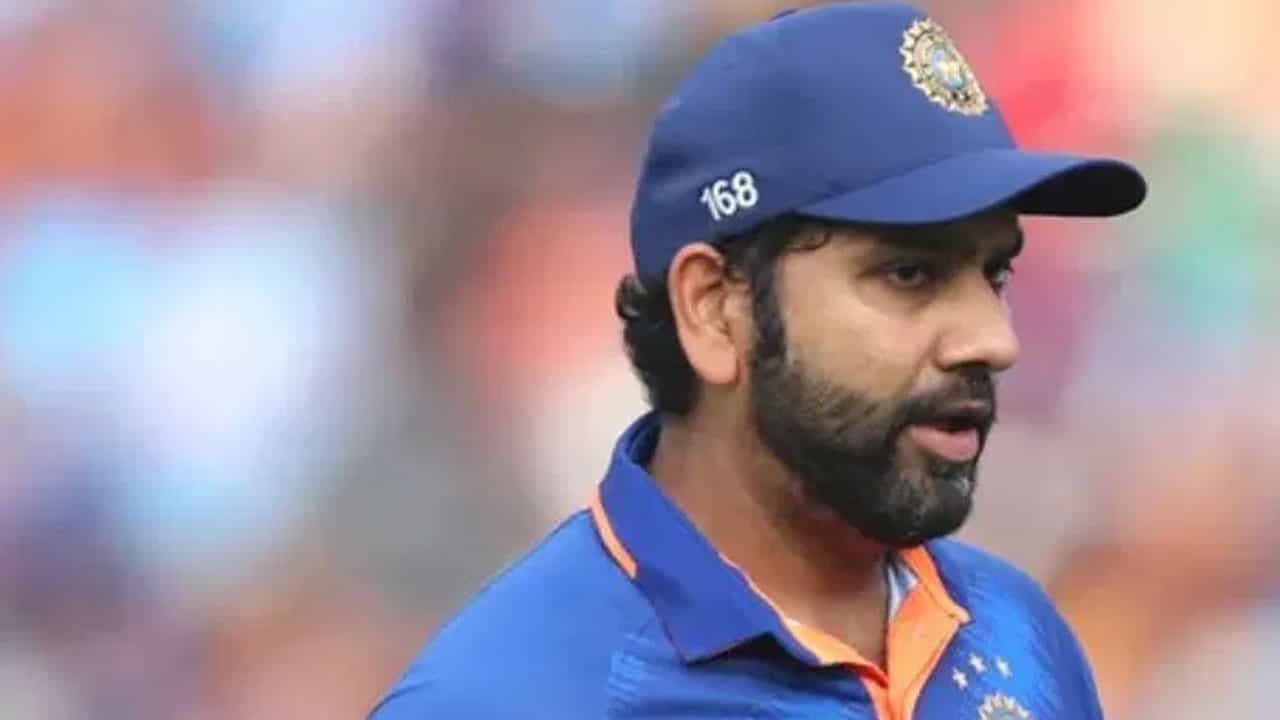 వన్డేల్లో అత్యధిక సిక్సర్లు కొట్టిన బ్యాట్స్మెన్ జాబితాలో రోహిత్ శర్మ మూడో స్థానంలో నిలిచాడు. మరి వన్డే క్రికెట్లో ఇప్పటివరకు అత్యధిక సిక్సర్లు బాదిన బ్యాట్స్మెన్ ఎవరో చూద్దాం..