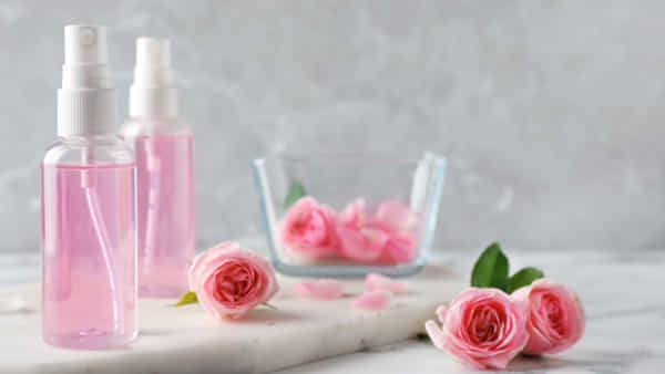 Rose Water: రోజ్ వాటర్తో మీ అందాన్ని పెంచుకోవడమే కాదు.. తాగితే బోలెడు ప్రయోజనాలు..