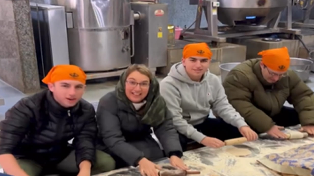 Trending Video: గురుద్వారాలో రోటీలు చేసిన అమెరికన్ బ్లాగర్.. ఇండియన్ కల్చర్ కు ఫుల్ ఫిదా..