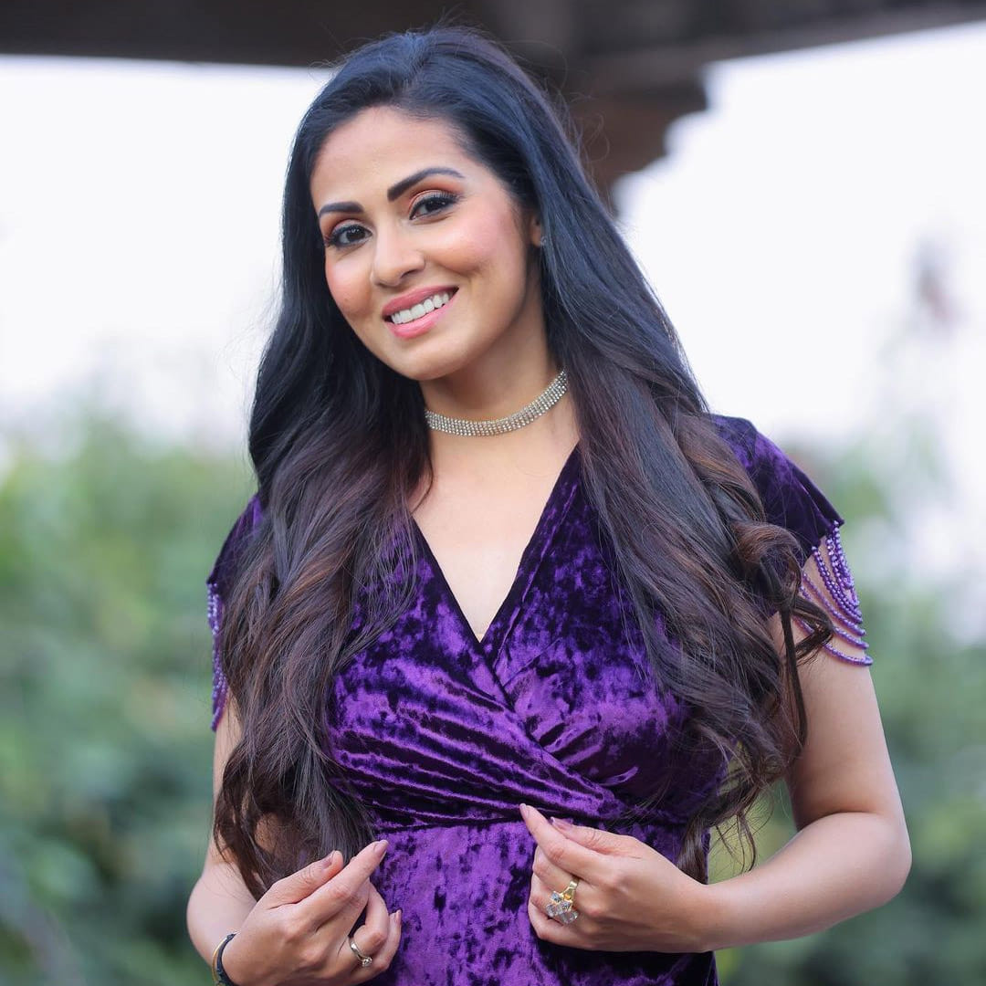 సదా ఒకప్పుడు కుర్రకారు గుండెల్లో గుబులు రేపిన అందాల నటి. నితిన్ హీరోగా తేజ దర్శకత్వంలో వచ్చిన జయం సినిమాతో పరిచయమైన సదా.. ఆ తర్వాత శంకర్ దర్శకత్వంలో వచ్చిన అపరిచితుడులో నటించి సూపర్ పాపులర్ అయ్యింది.	