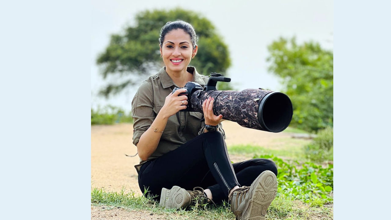 సదా ఒకప్పుడు కుర్రకారు గుండెల్లో గుబులు రేపిన అందాల నటి.ఈ అమ్మడు గత కొంతకాలంగా సినిమాలకు దూరంగా ఉన్నా సోషల్ మీడియాలో మాత్రం ఫుల్ జోష్ లో ఉంటుంది.తన అందచందాలతో అభిమానులను కట్టిపడేస్తూ ఉంది. తాజాగా ఈ అమ్మడు ఫొటోగ్రాఫీ చేస్తున్న చేస్తున్న ఫొటోస్ సోషల్ మీడియా ద్వారా పంచుకుంది.