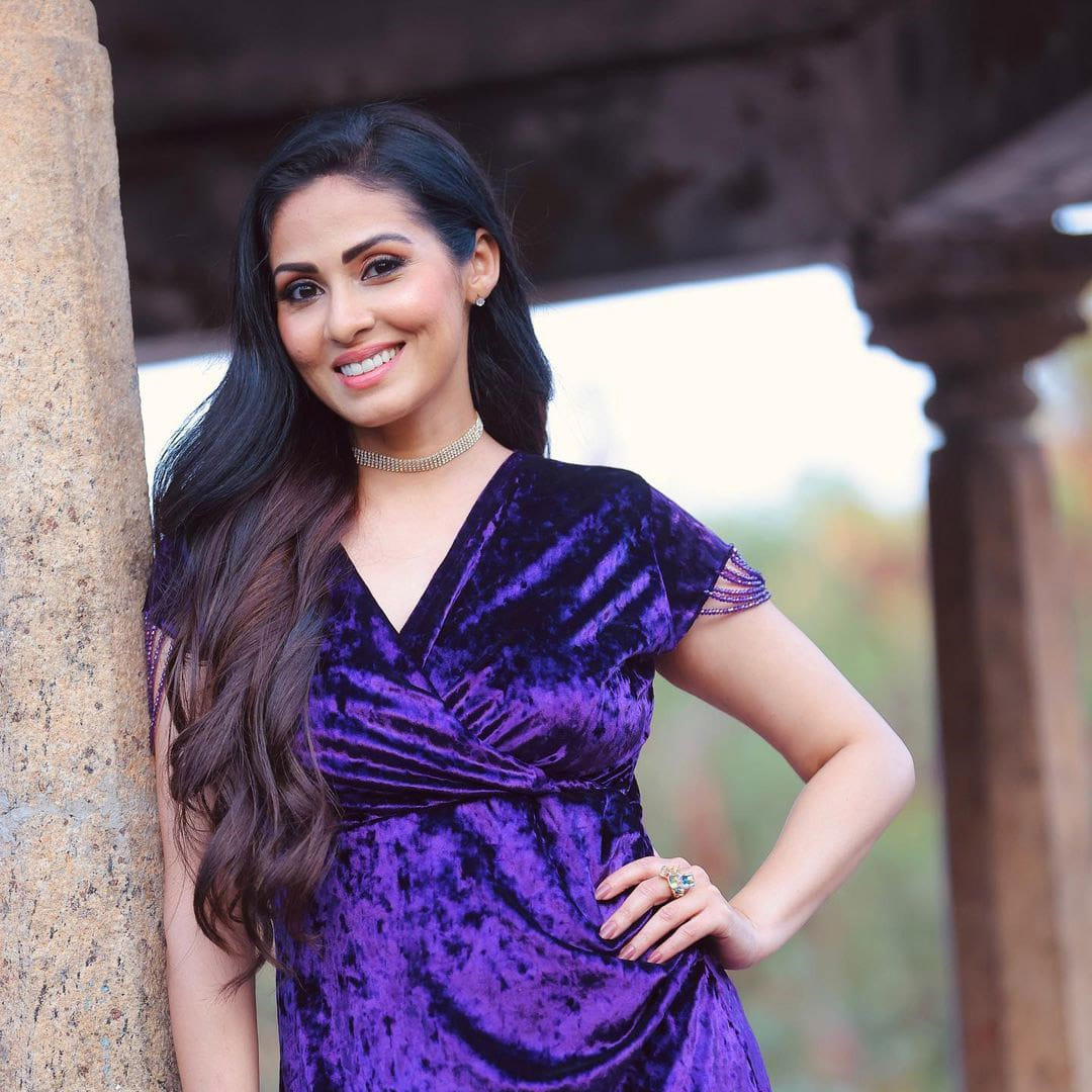 సదా ఒకప్పుడు కుర్రకారు గుండెల్లో గుబులు రేపిన అందాల నటి. నితిన్ హీరోగా తేజ దర్శకత్వంలో వచ్చిన జయం సినిమాతో పరిచయమైన సదా.. ఆ తర్వాత శంకర్ దర్శకత్వంలో వచ్చిన అపరిచితుడులో నటించి సూపర్ పాపులర్ అయ్యింది.	