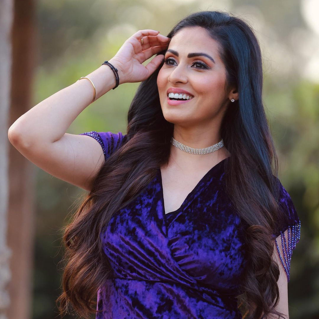 సదా ఒకప్పుడు కుర్రకారు గుండెల్లో గుబులు రేపిన అందాల నటి. నితిన్ హీరోగా తేజ దర్శకత్వంలో వచ్చిన జయం సినిమాతో పరిచయమైన సదా.. ఆ తర్వాత శంకర్ దర్శకత్వంలో వచ్చిన అపరిచితుడులో నటించి సూపర్ పాపులర్ అయ్యింది.	