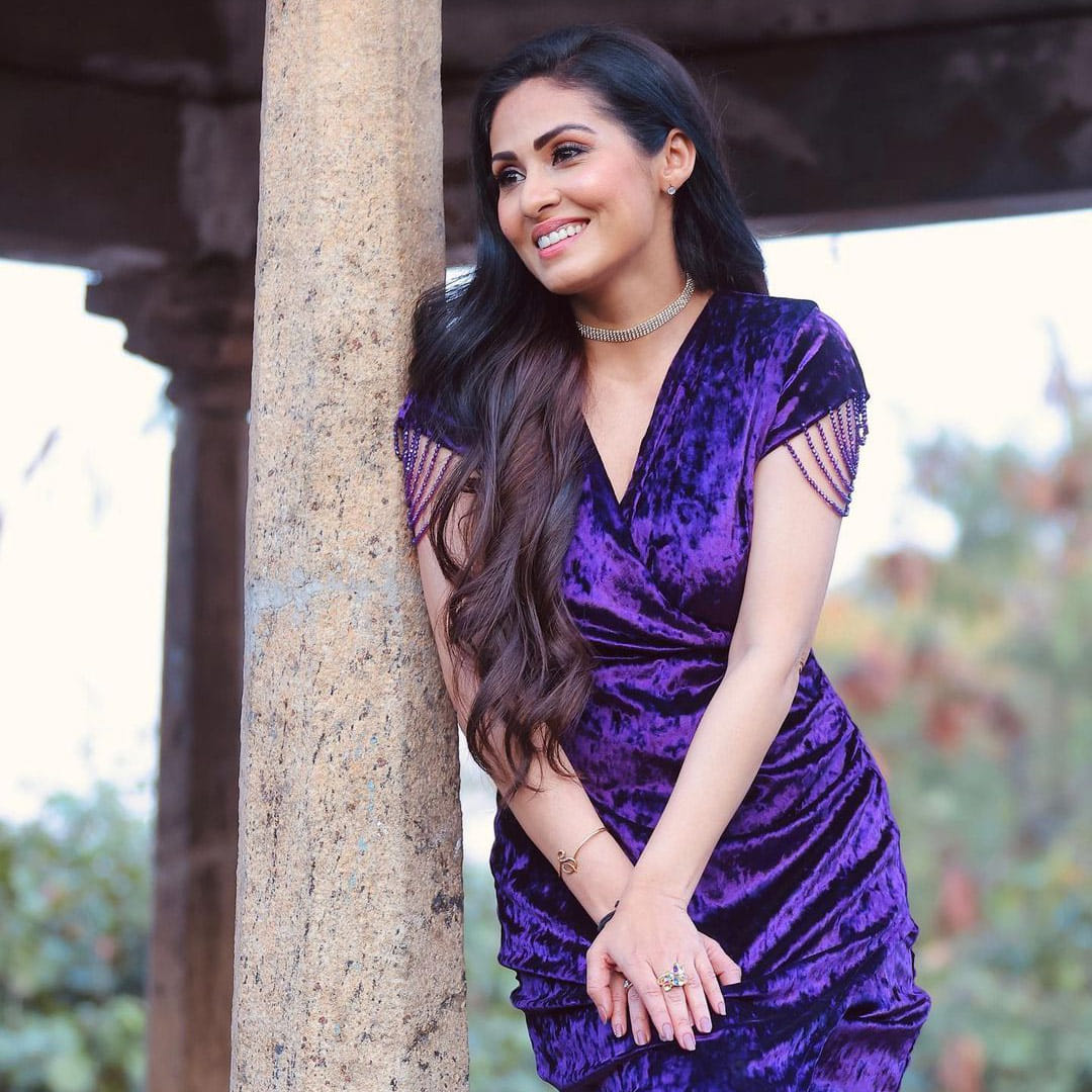 సదా ఒకప్పుడు కుర్రకారు గుండెల్లో గుబులు రేపిన అందాల నటి. నితిన్ హీరోగా తేజ దర్శకత్వంలో వచ్చిన జయం సినిమాతో పరిచయమైన సదా.. ఆ తర్వాత శంకర్ దర్శకత్వంలో వచ్చిన అపరిచితుడులో నటించి సూపర్ పాపులర్ అయ్యింది.	