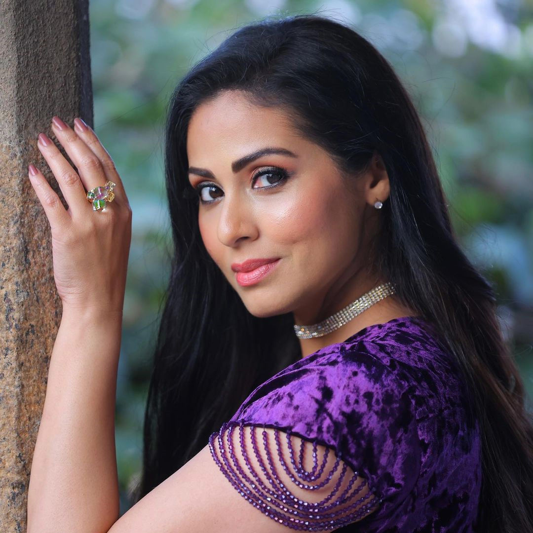 సదా ఒకప్పుడు కుర్రకారు గుండెల్లో గుబులు రేపిన అందాల నటి. నితిన్ హీరోగా తేజ దర్శకత్వంలో వచ్చిన జయం సినిమాతో పరిచయమైన సదా.. ఆ తర్వాత శంకర్ దర్శకత్వంలో వచ్చిన అపరిచితుడులో నటించి సూపర్ పాపులర్ అయ్యింది.	