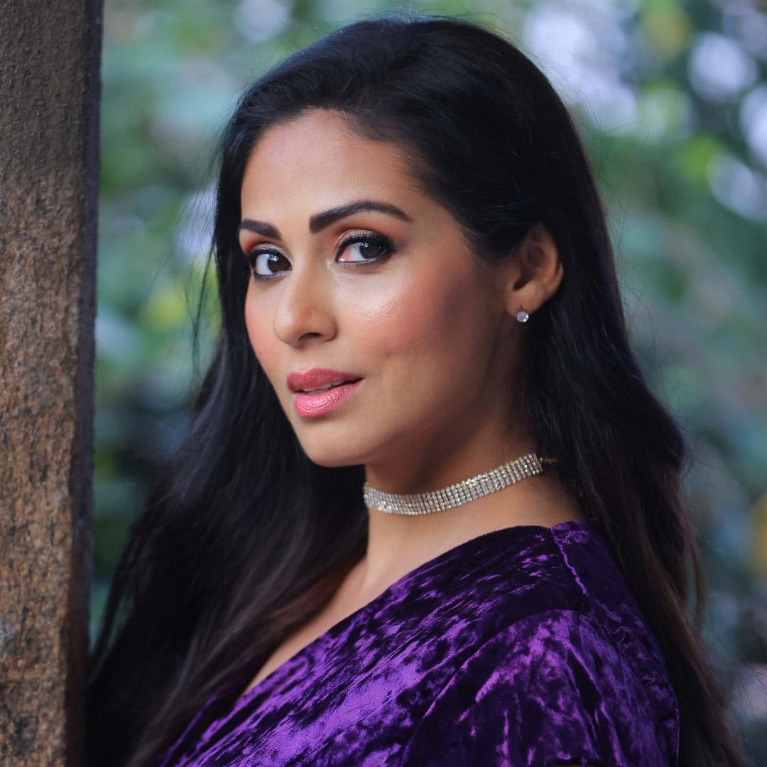 సదా ఒకప్పుడు కుర్రకారు గుండెల్లో గుబులు రేపిన అందాల నటి. నితిన్ హీరోగా తేజ దర్శకత్వంలో వచ్చిన జయం సినిమాతో పరిచయమైన సదా.. ఆ తర్వాత శంకర్ దర్శకత్వంలో వచ్చిన అపరిచితుడులో నటించి సూపర్ పాపులర్ అయ్యింది.	