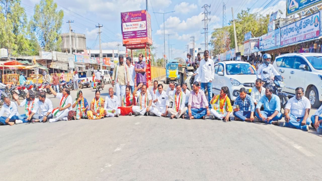 Sarpanch Protest: హైదరాబాద్‌ ధర్నా చౌక్‌ దగ్గర టెన్షన్‌..టెన్షన్‌.. నిధుల కోసం రోడ్డెక్కిన తెలంగాణలో సర్పంచ్‌లు..