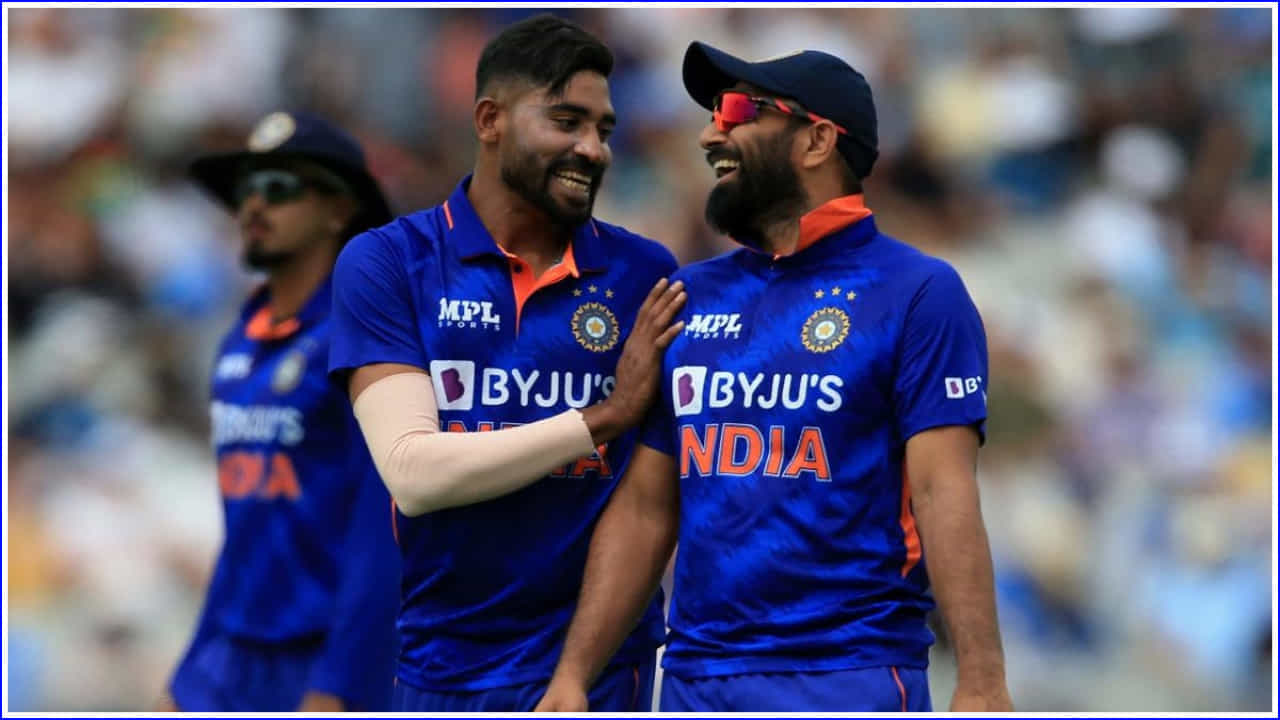 హైదరాబాదీ పేసర్ సిరాజ్ తన అంర్జాతీయ కెరీర్లో 100 వికెట్ల మైలురాయి చేరేందుకు మరో 6 వికెట్ల దూరంలో నిలిచాడు. ఈ మ్యాచ్లో 6 వికెట్లు పడగొడితే కేవలం 43 మ్యాచ్ల్లో ఈ ఘనత సాధించిన ప్లేయర్గా రికార్డులకెక్కనున్నాడు.