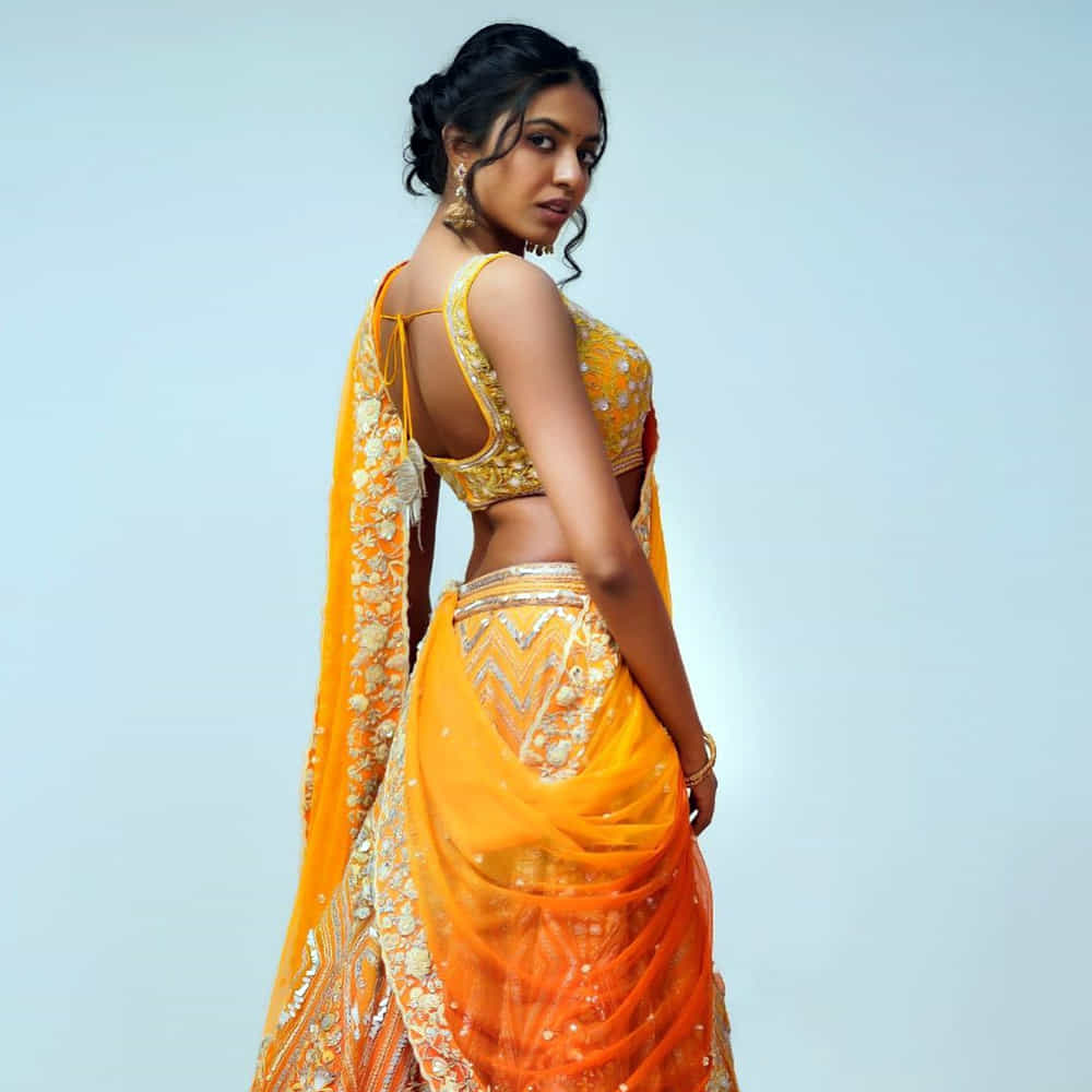 సీనియర్ హీరో రాజశేఖర్ నట వారసురాలిగా ఇండస్ట్రీలోకి అడుగు పెట్టిన నటి శివాని కెరీర్ తొలినాళ్లలో కొన్ని ఆటుపోట్లు ఎదుర్కొంది. అయితే ఈ మధ్య రెండు , మూడు చిత్రంలతో ఒక్కసారిగా ఇండస్ట్రీని తనవైపు తిప్పుకుంది.ఈ అమ్మడి ఫోటోషూట్ లో కూడా ముందే ఉంటుంది. తాజా ఫోటోషూట్ మీరు ఓ లుక్కేయండి.