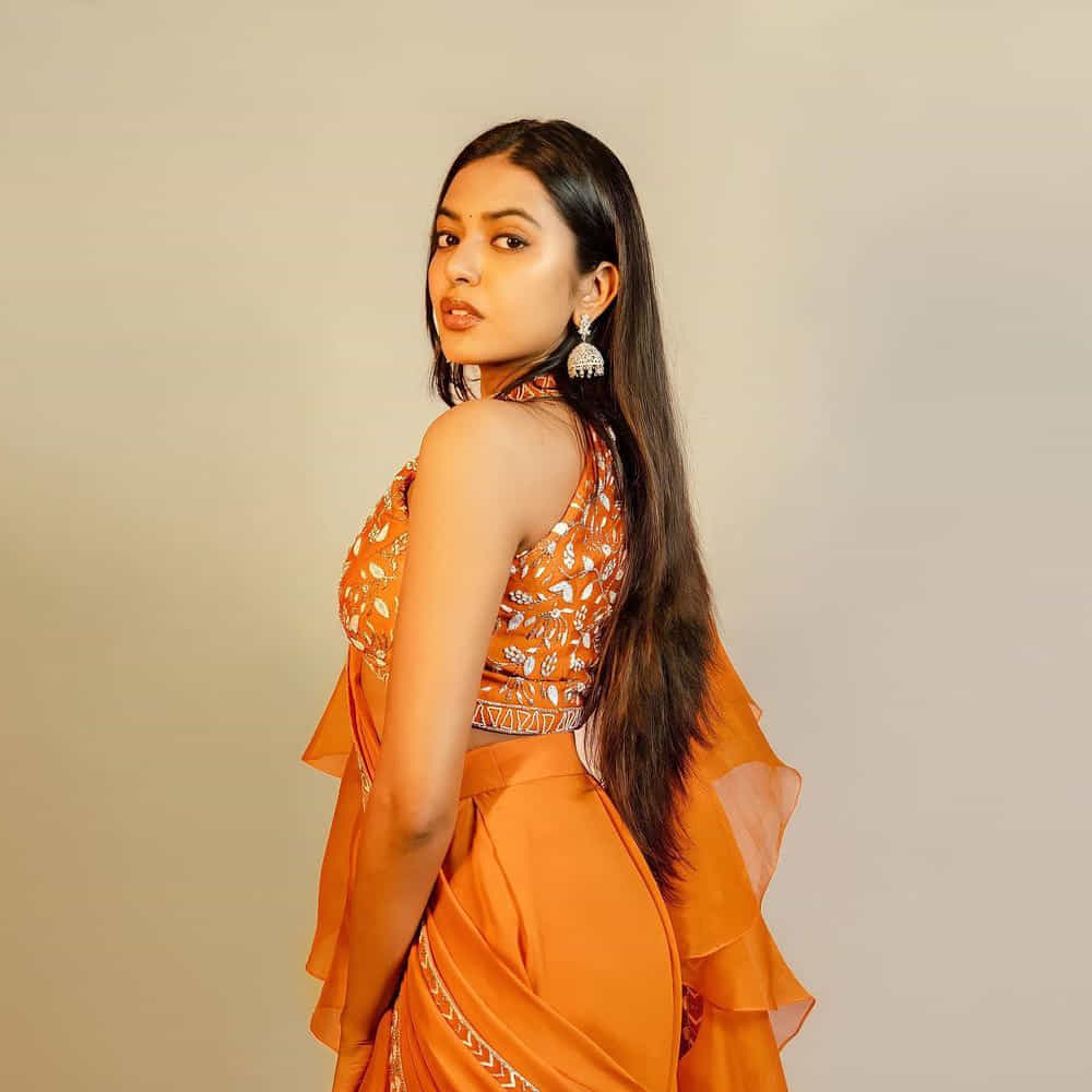 సీనియర్ హీరో రాజశేఖర్ నట వారసురాలిగా ఇండస్ట్రీలోకి అడుగు పెట్టిన నటి శివాని కెరీర్ తొలినాళ్లలో కొన్ని ఆటుపోట్లు ఎదుర్కొంది. అయితే ఈ మధ్య రెండు , మూడు చిత్రంలతో ఒక్కసారిగా ఇండస్ట్రీని తనవైపు తిప్పుకుంది.ఈ అమ్మడి ఫోటోషూట్ లో కూడా ముందే ఉంటుంది. తాజా ఫోటోషూట్ మీరు ఓ లుక్కేయండి.