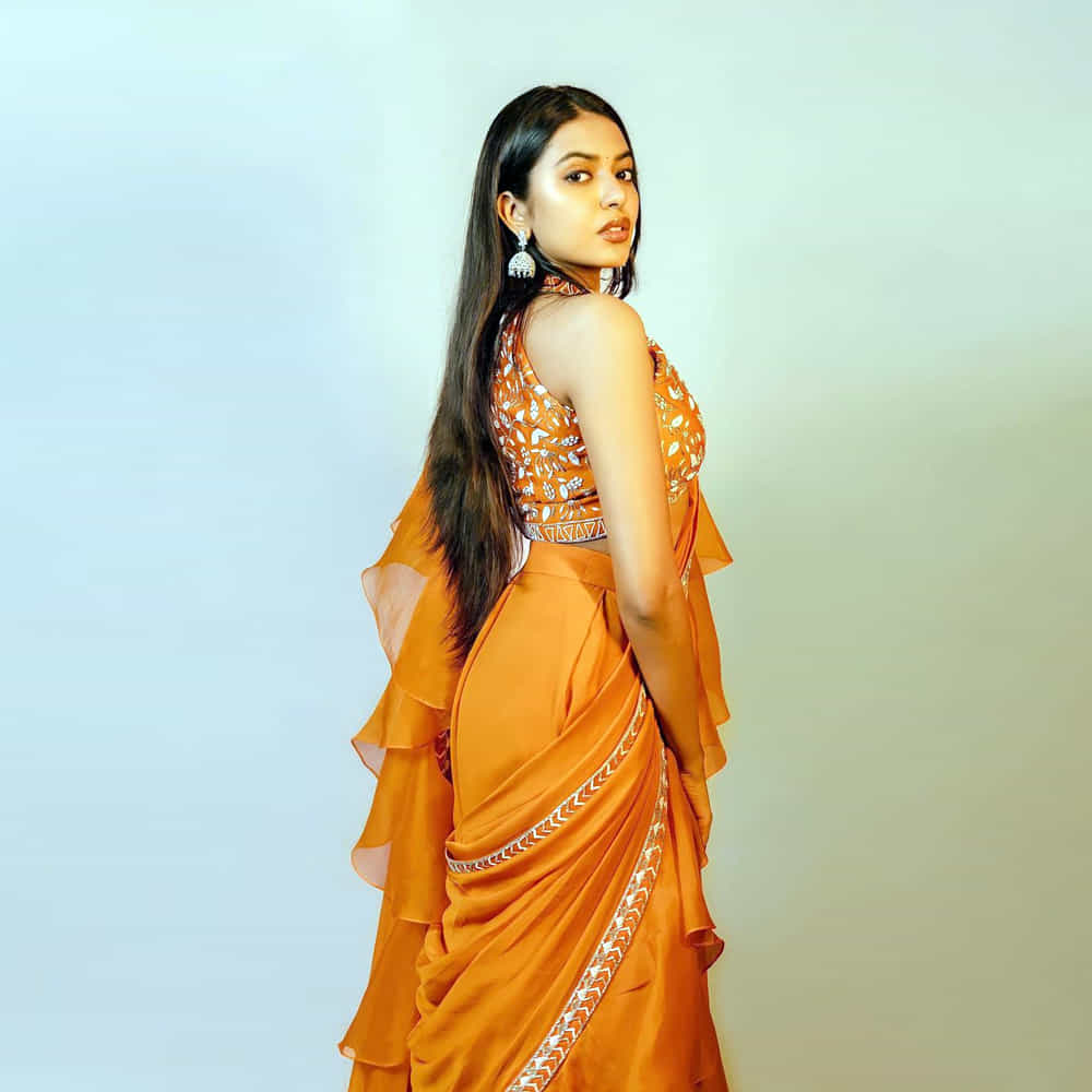 సీనియర్ హీరో రాజశేఖర్ నట వారసురాలిగా ఇండస్ట్రీలోకి అడుగు పెట్టిన నటి శివాని కెరీర్ తొలినాళ్లలో కొన్ని ఆటుపోట్లు ఎదుర్కొంది. అయితే ఈ మధ్య రెండు , మూడు చిత్రంలతో ఒక్కసారిగా ఇండస్ట్రీని తనవైపు తిప్పుకుంది.ఈ అమ్మడి ఫోటోషూట్ లో కూడా ముందే ఉంటుంది. తాజా ఫోటోషూట్ మీరు ఓ లుక్కేయండి.