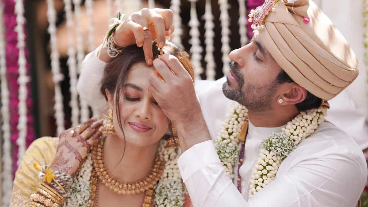 అనంతరం తన పెళ్లి ఫోటోలను సోషల్ మీడియాలో షేర్ చేసింది శుభ్ర. సంయుక్త హెగ్డే, శాన్వి శ్రీవాత్సవ, ప్రణీత, మహత్ రాఘవేంద్ర తదితర
సెలబ్రిటీలతో పాటు నెటిజన్నలు నూతన దంపతులకు అభినందనలు తెలిపారు.
