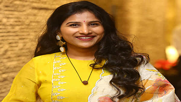 Singer Mangli: సింగర్ మంగ్లీ కారుపై రాళ్ల దాడి.. ప్రొగ్రామ్ లో పాల్గొని వస్తుండగా ఘటన..
