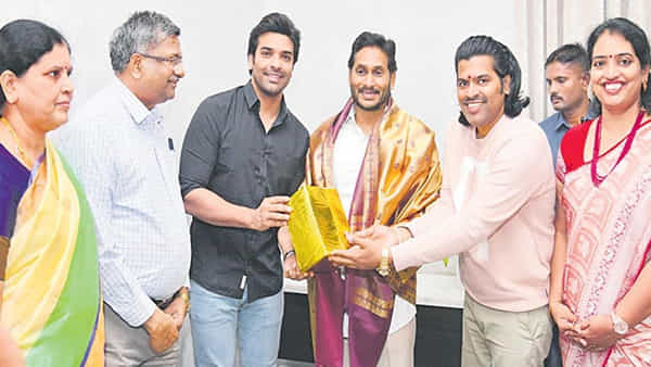 Sirivennela: సీఎం జగన్ను కలిసిన సిరివెన్నెల కుటుంబ సభ్యులు.. ఆపద సమయంలో ఆదుకున్నారంటూ సత్కారం