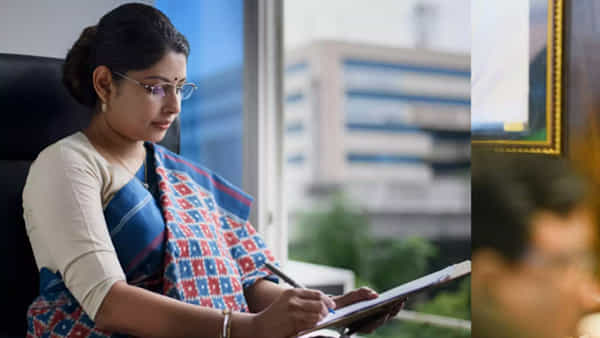 Smita Sabharwal: పొలిటికల్ టర్న్.. ఐఏఎస్ స్మితా సబర్వాల్ ఇంట్లోకి చొరబడిన డిప్యూటీ తహసీల్దార్..