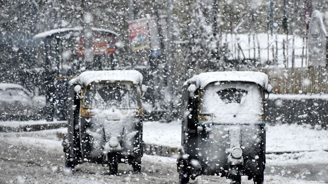 Snow Terror: ఉత్తర భారతాన్ని వణికిస్తున్న మంచుతుపాను.. స్తంభించిపోయిన జనజీవనం..