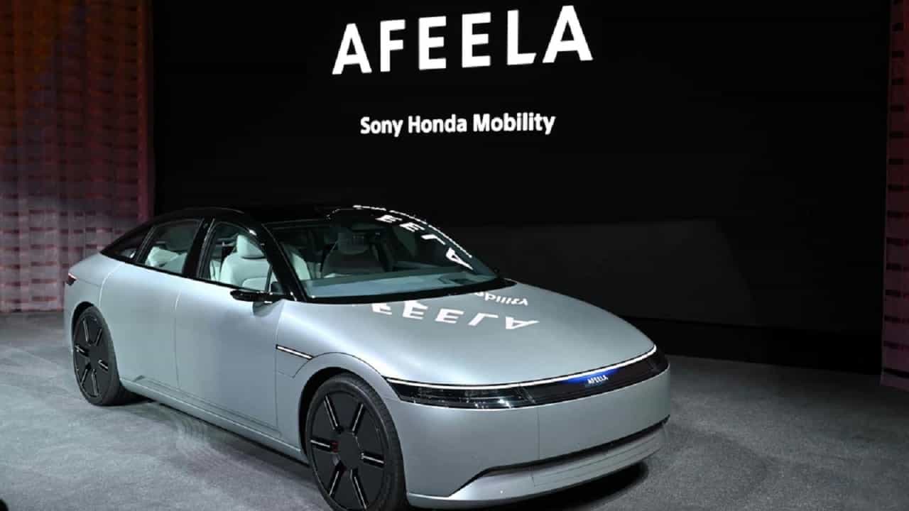 Sony Honda Mobility Afeela Prototype: సీఈఎస్ లో సోనీ ఇంతకుముందే ఎలక్ట్రిక్ వాహనాలను ఆవిష్కరించింది. అయితే ఇప్పుడు హొండా కంపెనీతో సంయుక్తంగా ఓ కారును ప్రదర్శించింది. సరికొత్త సాఫ్ట్ వేర్ కనెక్టెవిటీ తో పాటు యూజర్ ఎక్స్ పీరియన్స్ ఫీచర్లను ఈ కారులో ఉంచింది. అ కారులో క్వాల్కామ్ స్నాప్ డ్రాగన్ సపోర్టుతో నడిచే 45 కెమెరాలు, సెన్సార్లు ఉన్నాయి. వీటితో ఎదుటి వాహనాలతో కమ్యూనికేట్ అవగలుగుతుంది. నార్త్ అమెరికాలో 2025 నుంచి బుకింగ్స్ ఓపెన్ చేసి 2026 నాటికి వినియోగదారులకు అందించే ఏర్పాట్లు చేస్తోంది.