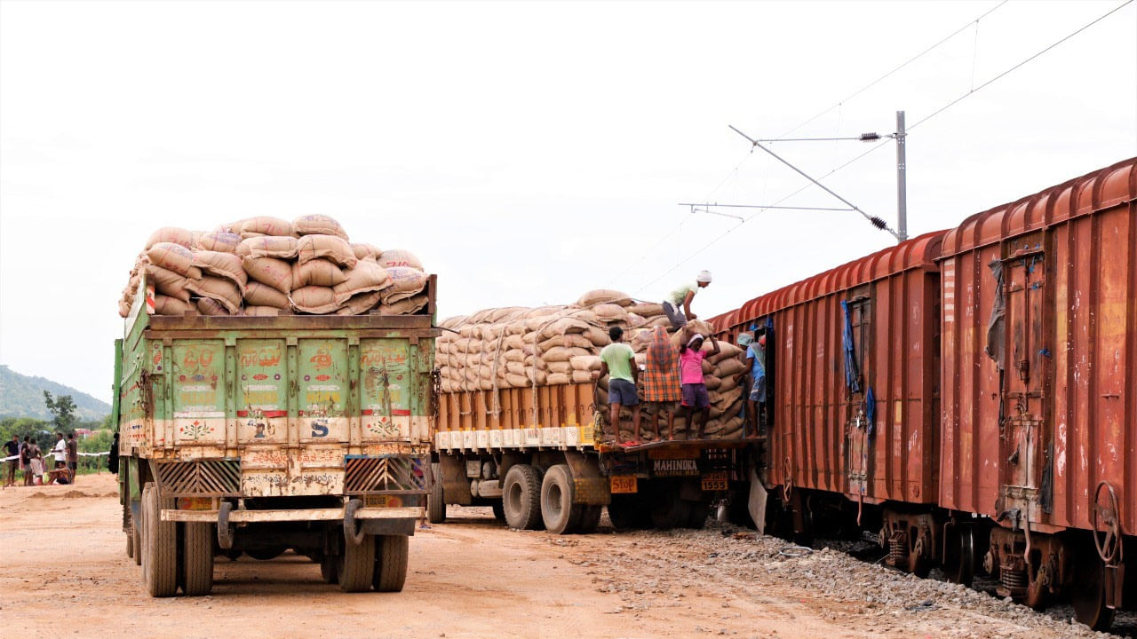 South Central Railway: సరకు రవాణాలో రికార్డులను కొల్లగొట్టిన దక్షిణ మధ్య రైల్వే.. కేవలం 9 నెలల్లోనే..