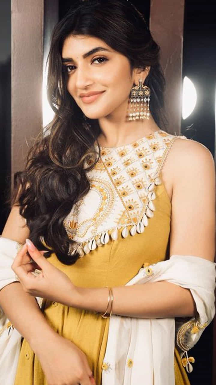 ప్రస్తుతం తెలుగు చిత్రపరిశ్రమలో అగ్రకథానాయికలకు పోటీగా చేతి నిండా సినిమాలతో బిజీ అయ్యింది ఈ ముద్దుగుమ్మ. పెళ్లి సందడి తర్వాత మాస్ మాహారాజా సరసన ధమకా చిత్రంలో నటించింది ఈ అమ్మడు..