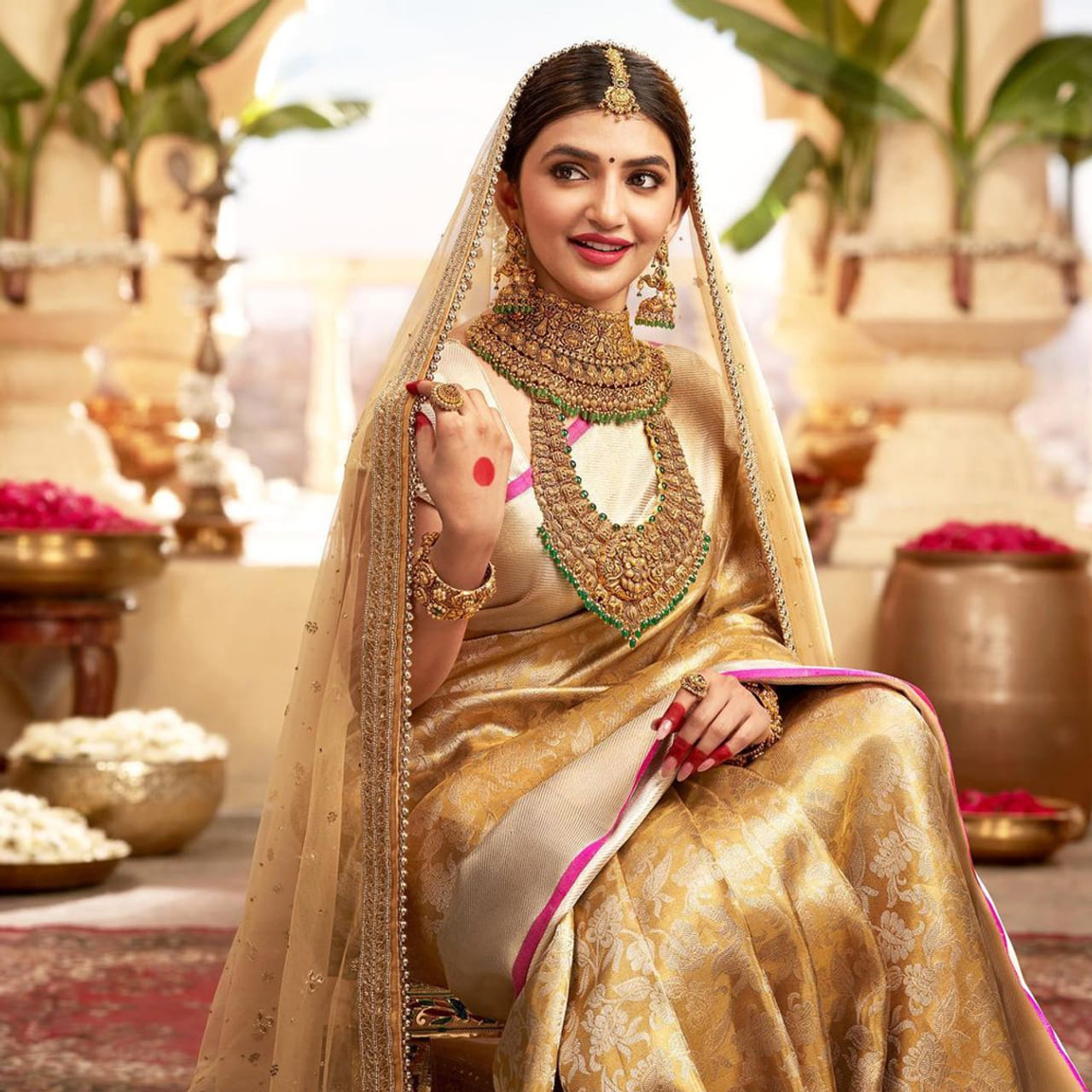 దర్శకేంద్రుడు రాఘవేంద్ర రావు దర్శకత్వ పర్యవేక్షణలో వచ్చిన పెళ్లి సందడి సినిమాతో ఓవర్ నైట్ లోనే క్రేజ్ సొంతం చేసుకుంది వయ్యారి భామ శ్రీలీల.