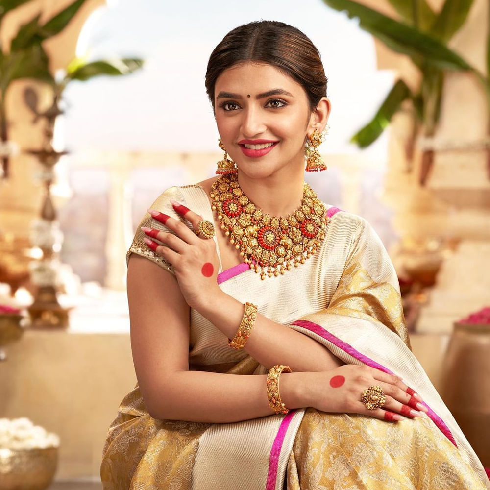 దర్శకేంద్రుడు రాఘవేంద్ర రావు దర్శకత్వ పర్యవేక్షణలో వచ్చిన పెళ్లి సందడి సినిమాతో ఓవర్ నైట్ లోనే క్రేజ్ సొంతం చేసుకుంది వయ్యారి భామ శ్రీలీల.