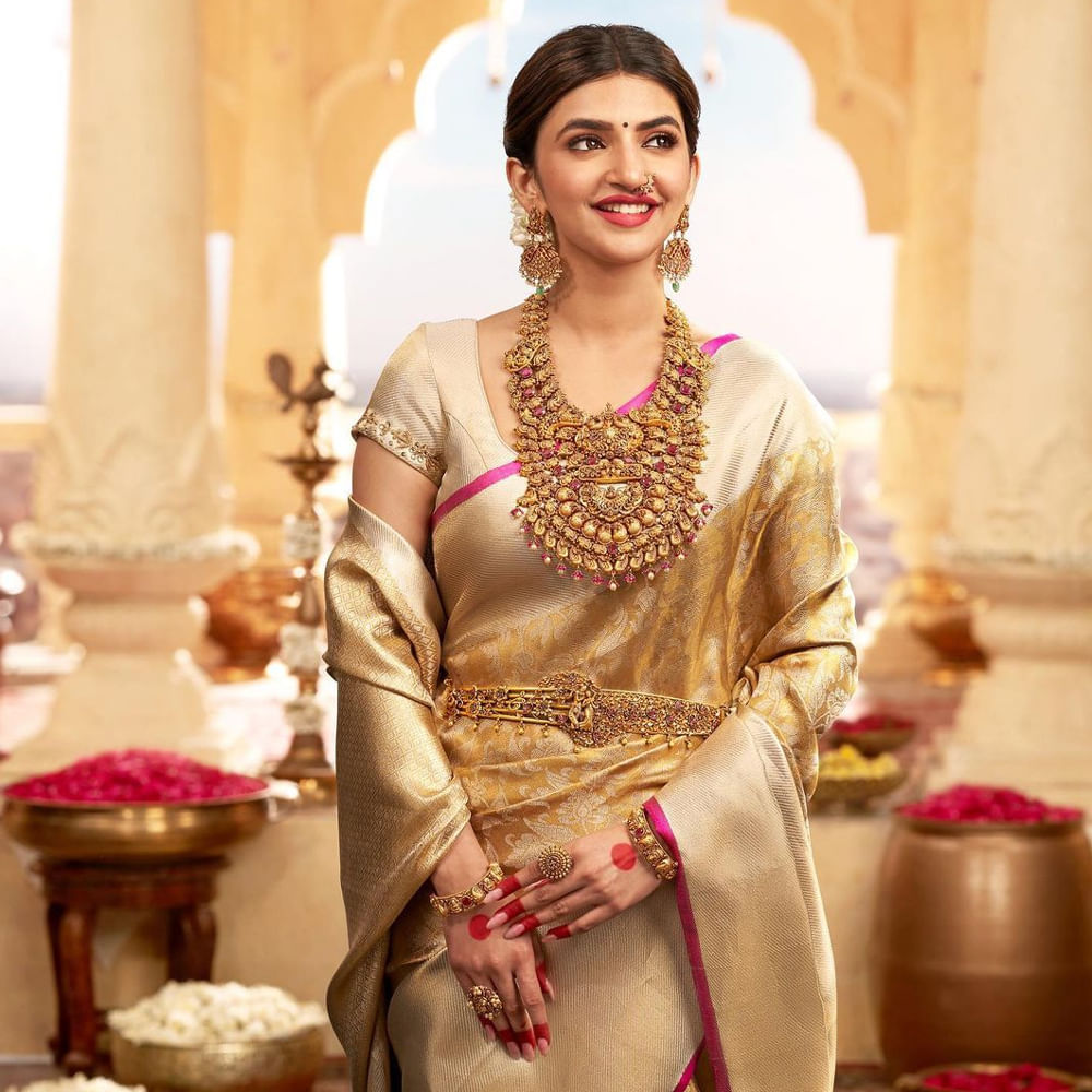 దర్శకేంద్రుడు రాఘవేంద్ర రావు దర్శకత్వ పర్యవేక్షణలో వచ్చిన పెళ్లి సందడి సినిమాతో ఓవర్ నైట్ లోనే క్రేజ్ సొంతం చేసుకుంది వయ్యారి భామ శ్రీలీల.