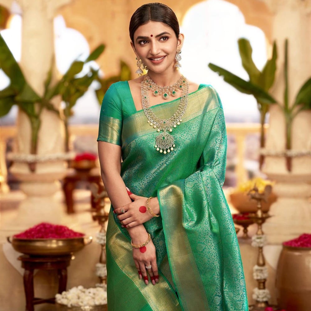 దర్శకేంద్రుడు రాఘవేంద్ర రావు దర్శకత్వ పర్యవేక్షణలో వచ్చిన పెళ్లి సందడి సినిమాతో ఓవర్ నైట్ లోనే క్రేజ్ సొంతం చేసుకుంది వయ్యారి భామ శ్రీలీల.