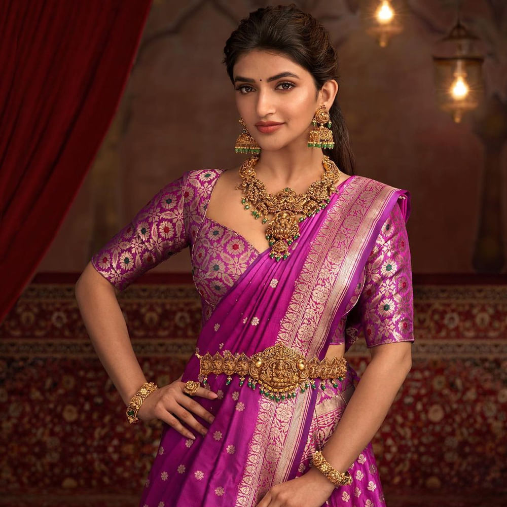 దర్శకేంద్రుడు రాఘవేంద్ర రావు దర్శకత్వ పర్యవేక్షణలో వచ్చిన పెళ్లి సందడి సినిమాతో ఓవర్ నైట్ లోనే క్రేజ్ సొంతం చేసుకుంది వయ్యారి భామ శ్రీలీల.