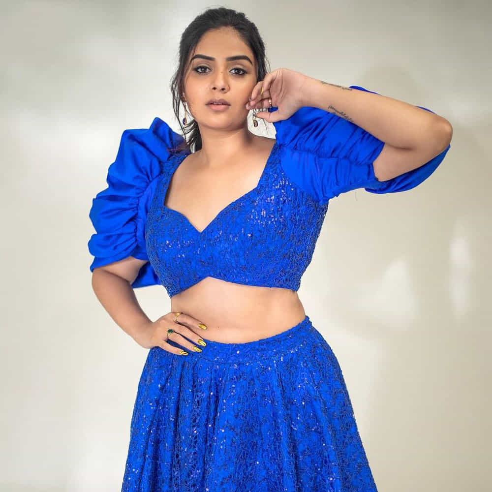 శ్రీముఖి.. ఈ అమ్మడు స్క్రీన్ మీద కనిపిస్తే చాలు ఎక్కడాలేని ఎనర్జీ వచ్చేస్తుంది. అందంతో చలాకీ మాటలతో ప్రేక్షకులను కట్టిపడేస్తుంది ఈ బ్యూటీ