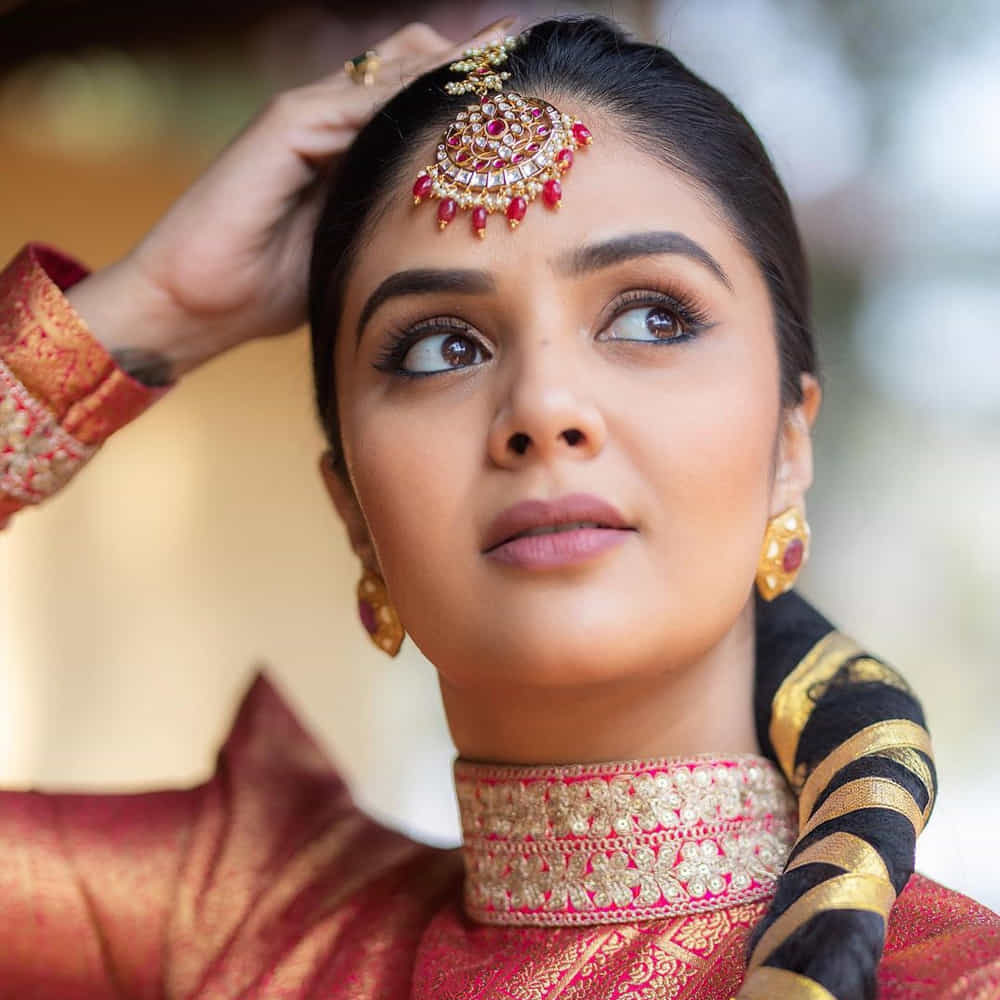 యాంకర్గా బుల్లితెరపై సత్తా చాటి.. బిగ్ బాస్ షోతో తన క్రేజ్ను రెట్టింపు చేసుకుంది యాంకర్ శ్రీముఖి. ఇక బుల్లితెరపైనే కాకుండా వెండితెరపై కూడా వెలుగులు విరజిమ్ముతోంది..శ్రీముఖిని సోషల్ మీడియాలో కూడా చాల క్రేజ్ సంపాదించుకుంది.ఈ చలాకీ బ్యూటీ తన అందంతో కట్టిపడేస్తుంది.