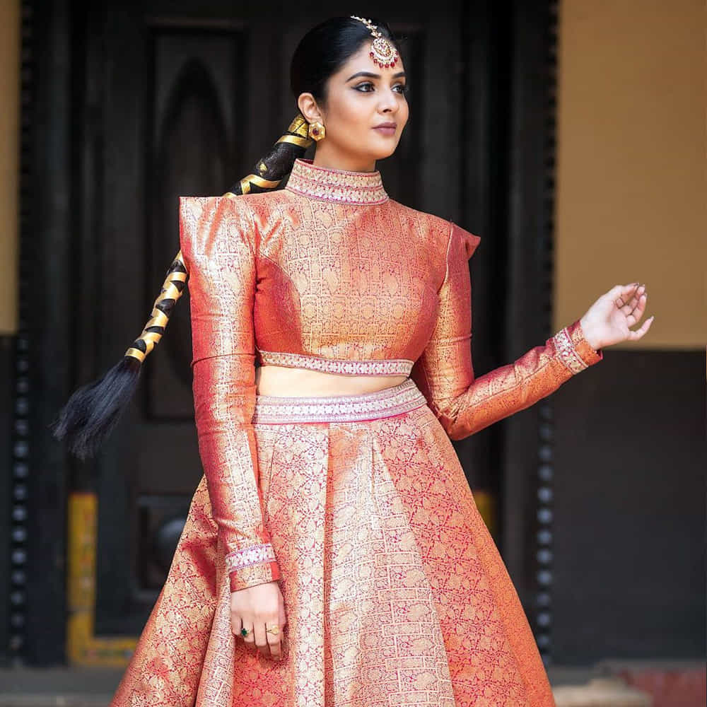 యాంకర్గా బుల్లితెరపై సత్తా చాటి.. బిగ్ బాస్ షోతో తన క్రేజ్ను రెట్టింపు చేసుకుంది యాంకర్ శ్రీముఖి. ఇక బుల్లితెరపైనే కాకుండా వెండితెరపై కూడా వెలుగులు విరజిమ్ముతోంది..శ్రీముఖిని సోషల్ మీడియాలో కూడా చాల క్రేజ్ సంపాదించుకుంది.ఈ చలాకీ బ్యూటీ తన అందంతో కట్టిపడేస్తుంది.