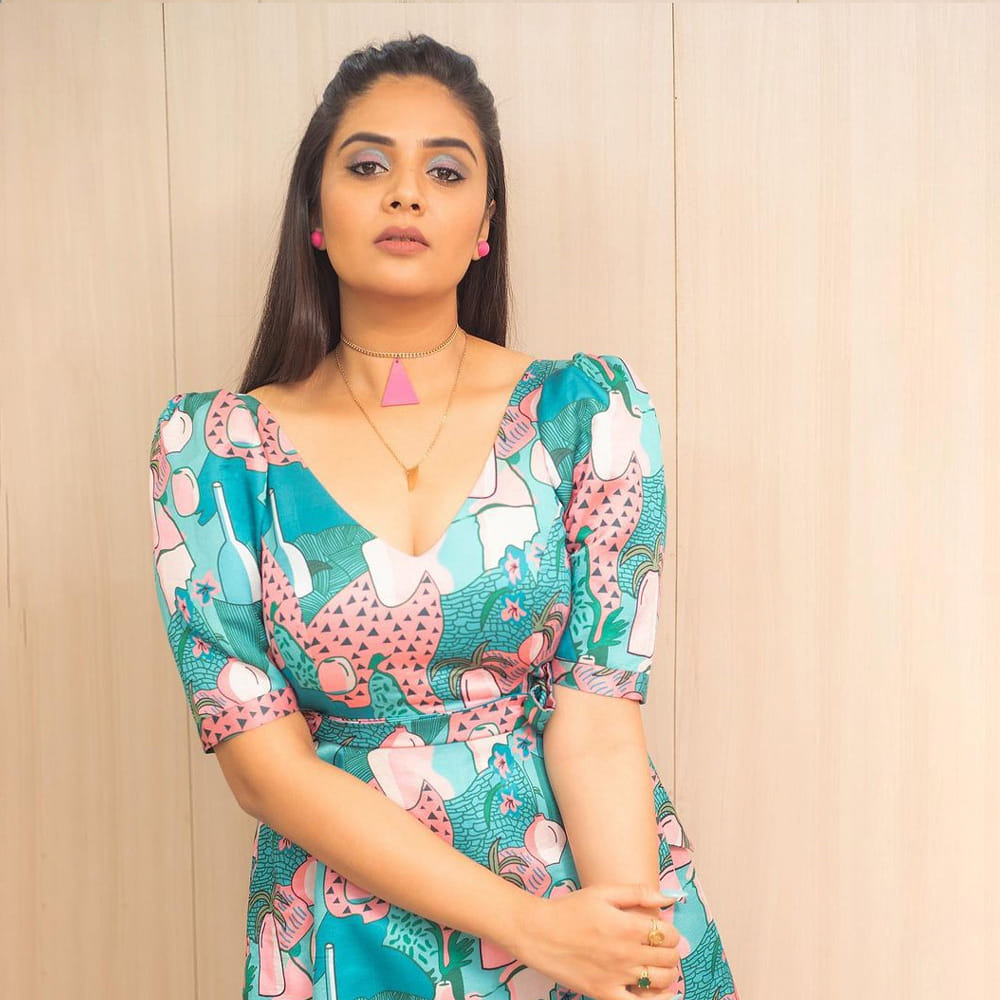 శ్రీముఖి.. ఈ అమ్మడు స్క్రీన్ మీద కనిపిస్తే చాలు ఎక్కడాలేని ఎనర్జీ వచ్చేస్తుంది. అందంతో చలాకీ మాటలతో ప్రేక్షకులను కట్టిపడేస్తుంది ఈ బ్యూటీ