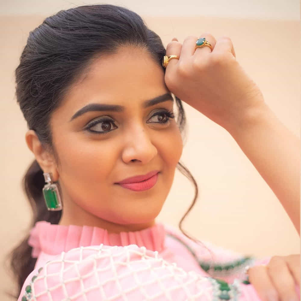 యాంకర్గా బుల్లితెరపై సత్తా చాటి.. బిగ్ బాస్ షోతో తన క్రేజ్ను రెట్టింపు చేసుకుంది యాంకర్ శ్రీముఖి. ఇక బుల్లితెరపైనే కాకుండా వెండితెరపై కూడా వెలుగులు విరజిమ్ముతోంది..శ్రీముఖిని సోషల్ మీడియాలో కూడా చాల క్రేజ్ సంపాదించుకుంది.ఈ చలాకీ బ్యూటీ తన అందంతో కట్టిపడేస్తుంది.