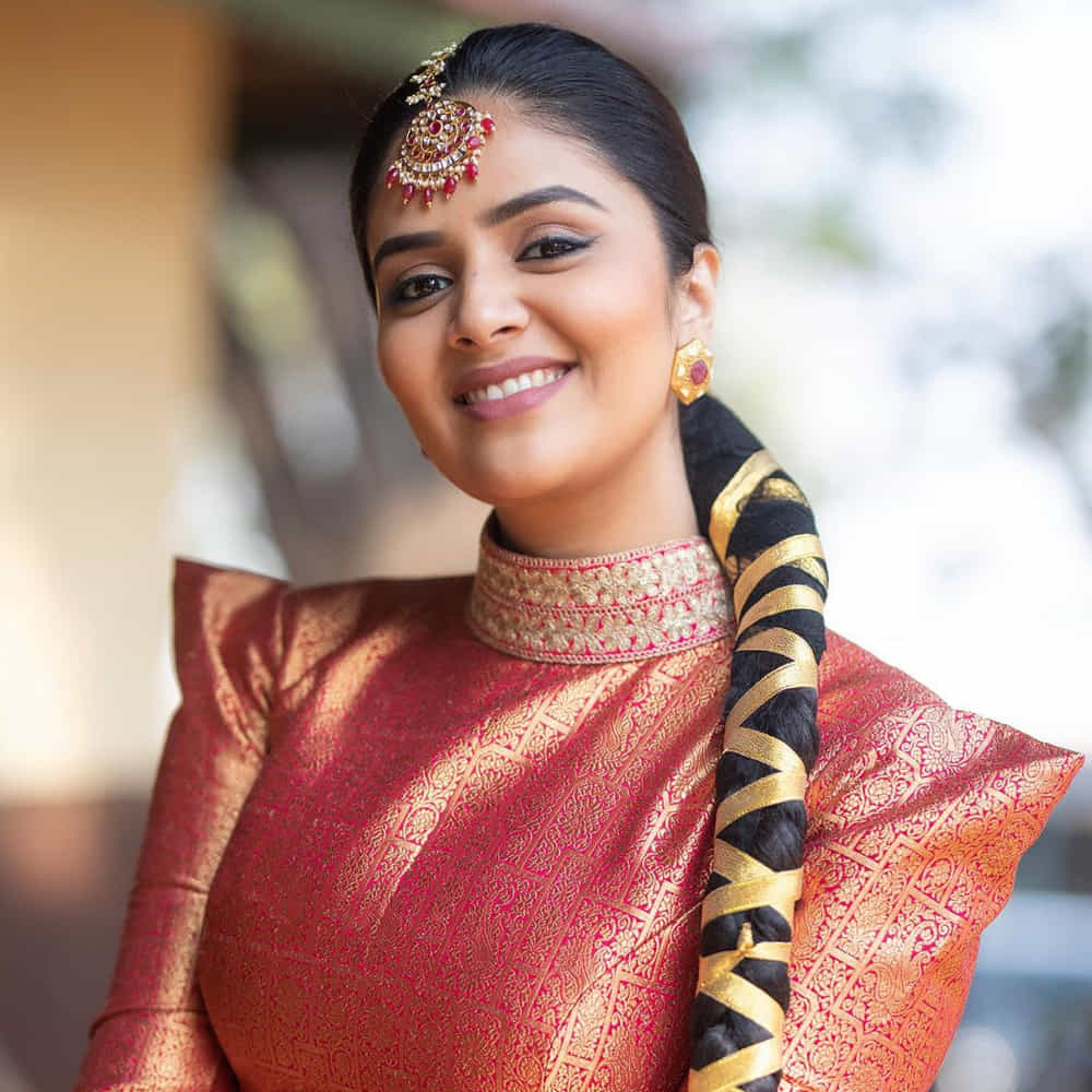యాంకర్గా బుల్లితెరపై సత్తా చాటి.. బిగ్ బాస్ షోతో తన క్రేజ్ను రెట్టింపు చేసుకుంది యాంకర్ శ్రీముఖి. ఇక బుల్లితెరపైనే కాకుండా వెండితెరపై కూడా వెలుగులు విరజిమ్ముతోంది..శ్రీముఖిని సోషల్ మీడియాలో కూడా చాల క్రేజ్ సంపాదించుకుంది.ఈ చలాకీ బ్యూటీ తన అందంతో కట్టిపడేస్తుంది.