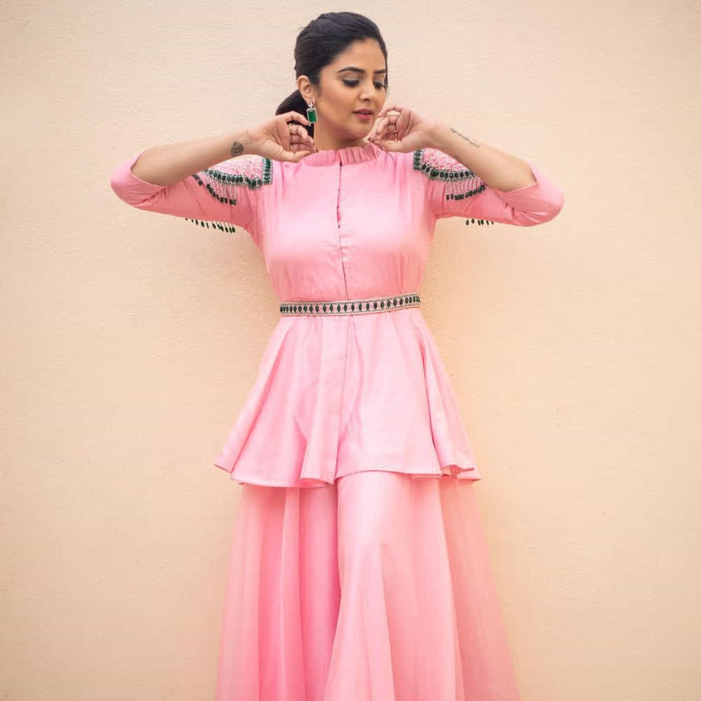 యాంకర్గా బుల్లితెరపై సత్తా చాటి.. బిగ్ బాస్ షోతో తన క్రేజ్ను రెట్టింపు చేసుకుంది యాంకర్ శ్రీముఖి. ఇక బుల్లితెరపైనే కాకుండా వెండితెరపై కూడా వెలుగులు విరజిమ్ముతోంది..శ్రీముఖిని సోషల్ మీడియాలో కూడా చాల క్రేజ్ సంపాదించుకుంది.ఈ చలాకీ బ్యూటీ తన అందంతో కట్టిపడేస్తుంది.
