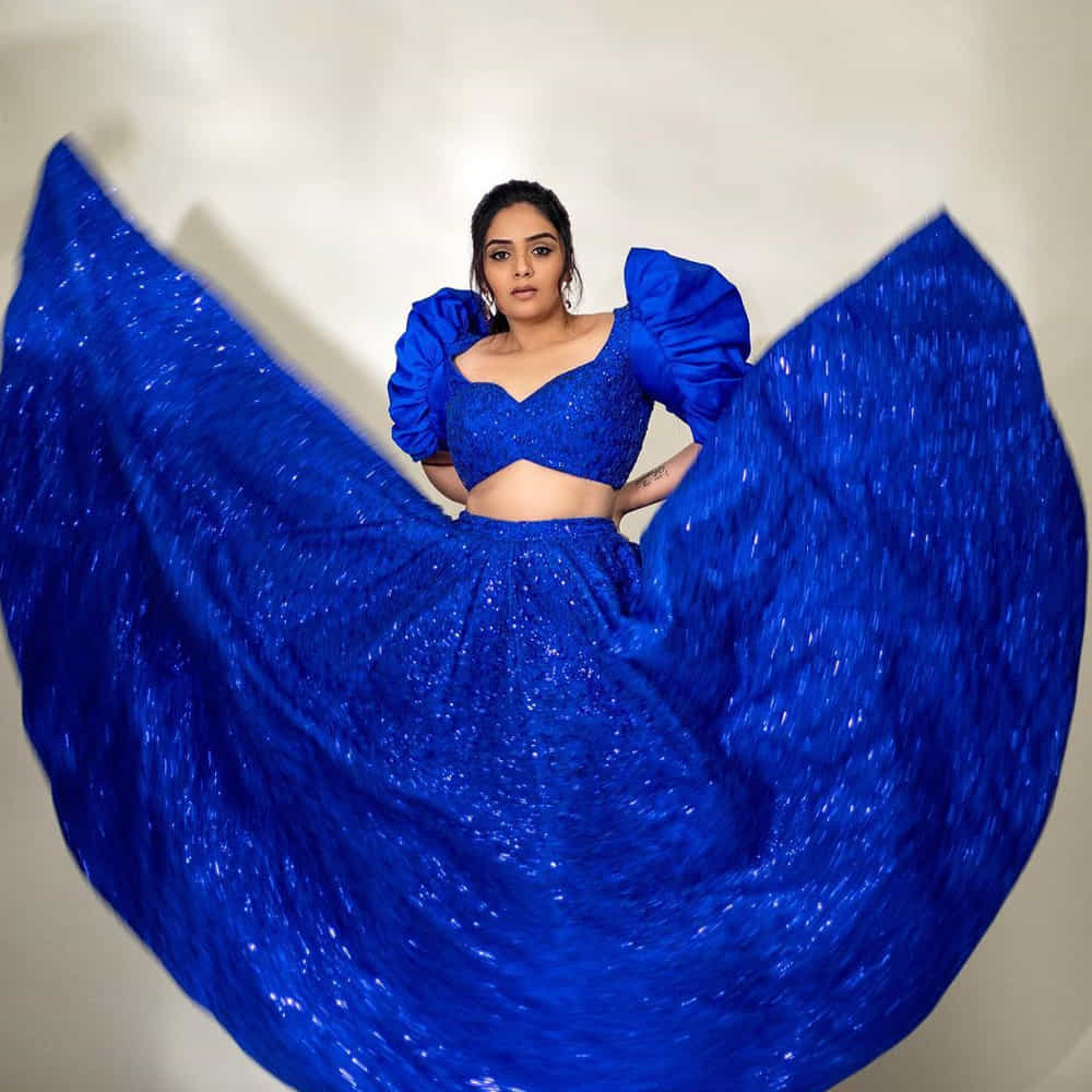 శ్రీముఖి.. ఈ అమ్మడు స్క్రీన్ మీద కనిపిస్తే చాలు ఎక్కడాలేని ఎనర్జీ వచ్చేస్తుంది. అందంతో చలాకీ మాటలతో ప్రేక్షకులను కట్టిపడేస్తుంది ఈ బ్యూటీ