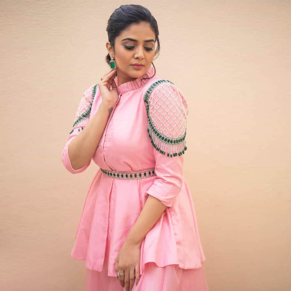యాంకర్గా బుల్లితెరపై సత్తా చాటి.. బిగ్ బాస్ షోతో తన క్రేజ్ను రెట్టింపు చేసుకుంది యాంకర్ శ్రీముఖి. ఇక బుల్లితెరపైనే కాకుండా వెండితెరపై కూడా వెలుగులు విరజిమ్ముతోంది..శ్రీముఖిని సోషల్ మీడియాలో కూడా చాల క్రేజ్ సంపాదించుకుంది.ఈ చలాకీ బ్యూటీ తన అందంతో కట్టిపడేస్తుంది.