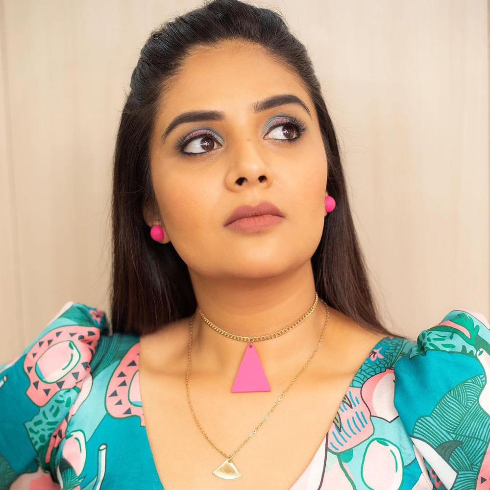 శ్రీముఖి.. ఈ అమ్మడు స్క్రీన్ మీద కనిపిస్తే చాలు ఎక్కడాలేని ఎనర్జీ వచ్చేస్తుంది. అందంతో చలాకీ మాటలతో ప్రేక్షకులను కట్టిపడేస్తుంది ఈ బ్యూటీ