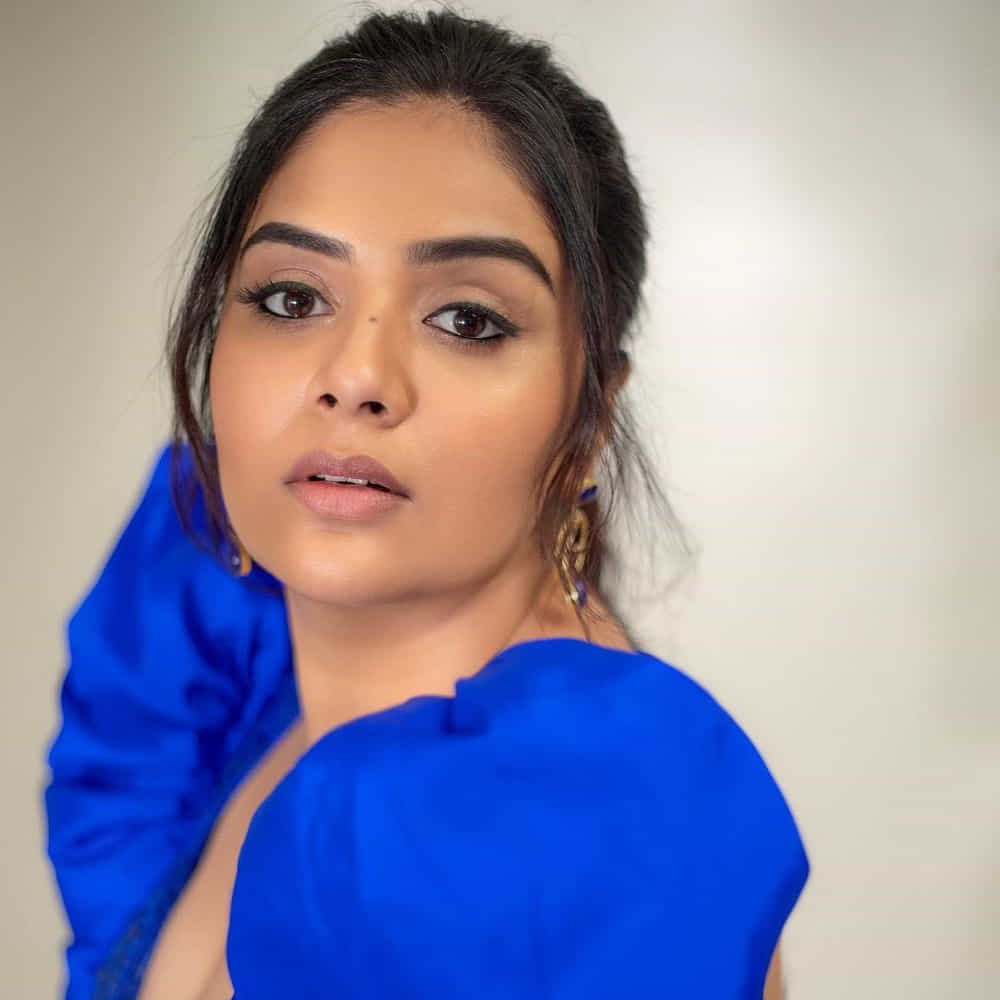 శ్రీముఖి.. ఈ అమ్మడు స్క్రీన్ మీద కనిపిస్తే చాలు ఎక్కడాలేని ఎనర్జీ వచ్చేస్తుంది. అందంతో చలాకీ మాటలతో ప్రేక్షకులను కట్టిపడేస్తుంది ఈ బ్యూటీ