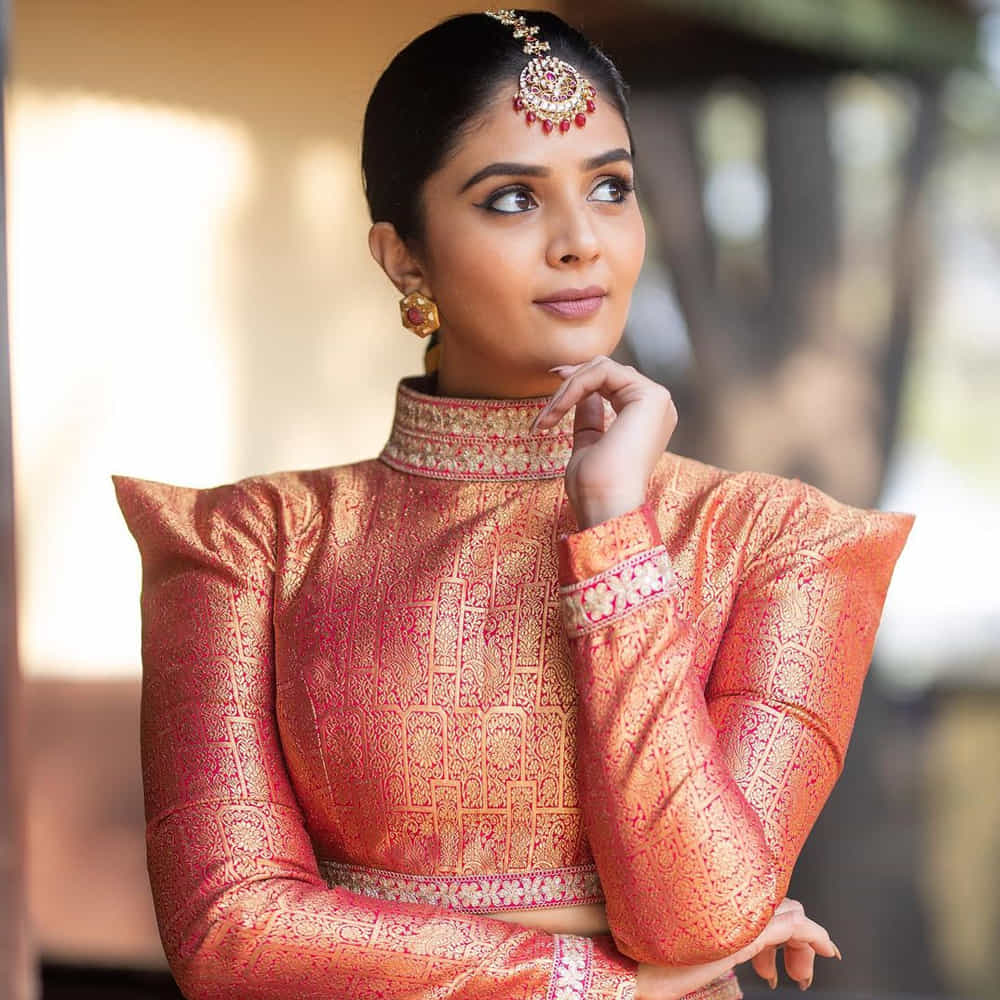 యాంకర్గా బుల్లితెరపై సత్తా చాటి.. బిగ్ బాస్ షోతో తన క్రేజ్ను రెట్టింపు చేసుకుంది యాంకర్ శ్రీముఖి. ఇక బుల్లితెరపైనే కాకుండా వెండితెరపై కూడా వెలుగులు విరజిమ్ముతోంది..శ్రీముఖిని సోషల్ మీడియాలో కూడా చాల క్రేజ్ సంపాదించుకుంది.ఈ చలాకీ బ్యూటీ తన అందంతో కట్టిపడేస్తుంది.