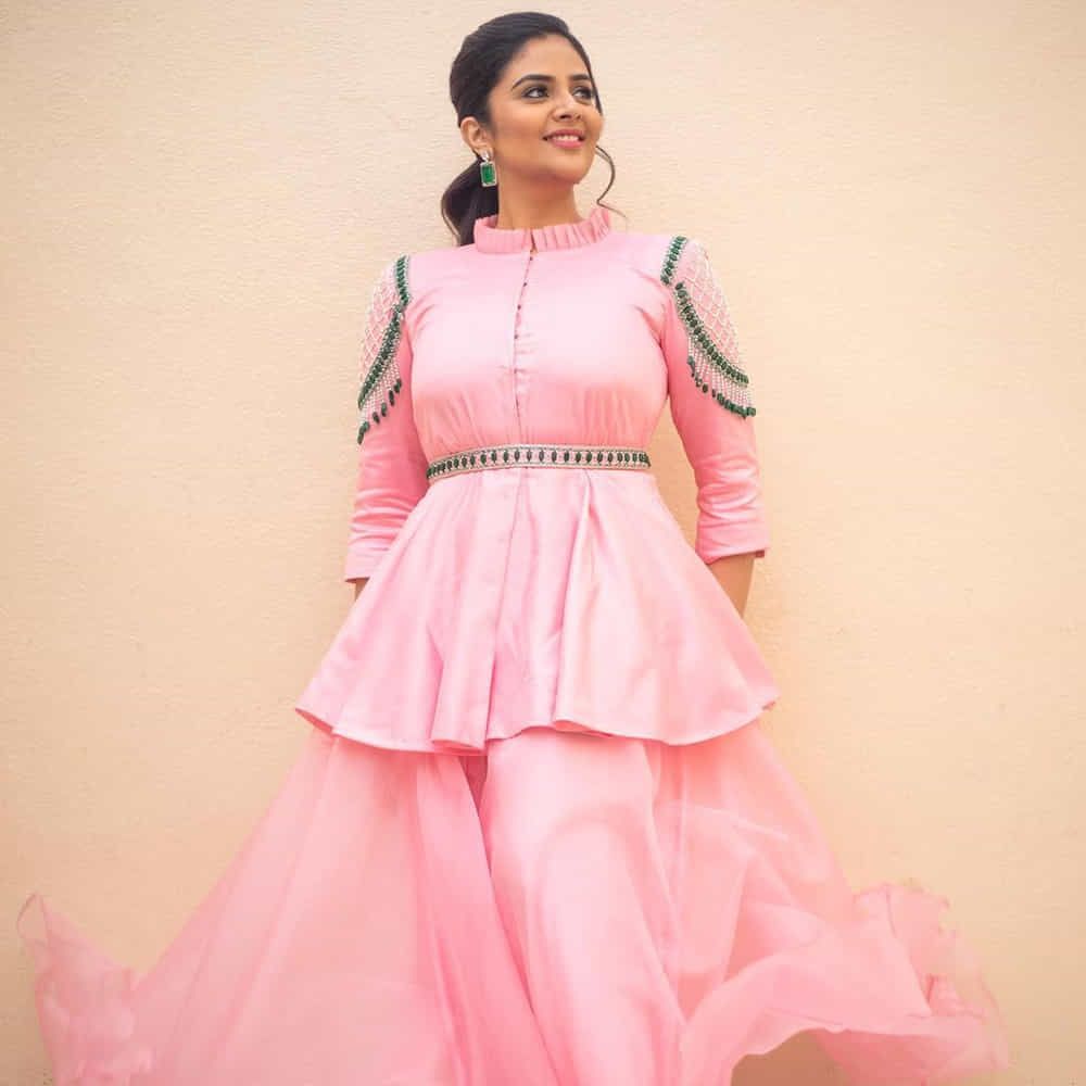 యాంకర్గా బుల్లితెరపై సత్తా చాటి.. బిగ్ బాస్ షోతో తన క్రేజ్ను రెట్టింపు చేసుకుంది యాంకర్ శ్రీముఖి. ఇక బుల్లితెరపైనే కాకుండా వెండితెరపై కూడా వెలుగులు విరజిమ్ముతోంది..శ్రీముఖిని సోషల్ మీడియాలో కూడా చాల క్రేజ్ సంపాదించుకుంది.ఈ చలాకీ బ్యూటీ తన అందంతో కట్టిపడేస్తుంది.