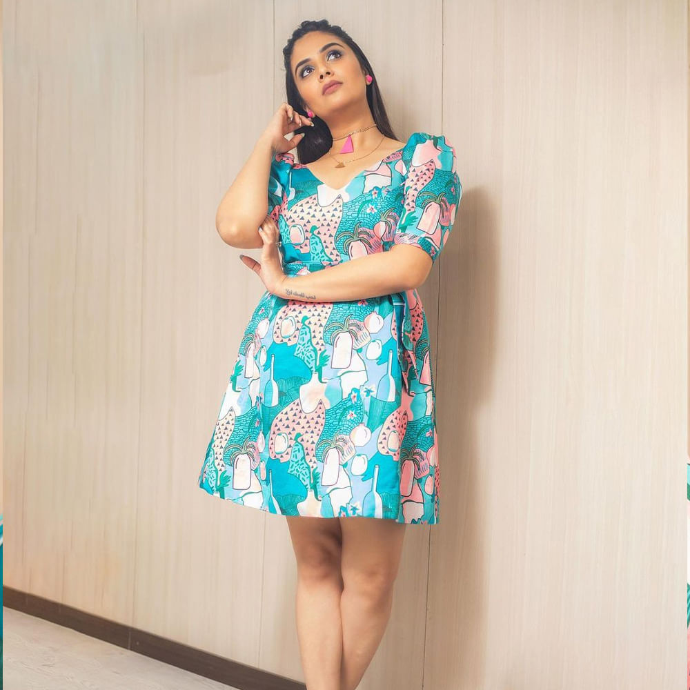 శ్రీముఖి.. ఈ అమ్మడు స్క్రీన్ మీద కనిపిస్తే చాలు ఎక్కడాలేని ఎనర్జీ వచ్చేస్తుంది. అందంతో చలాకీ మాటలతో ప్రేక్షకులను కట్టిపడేస్తుంది ఈ బ్యూటీ