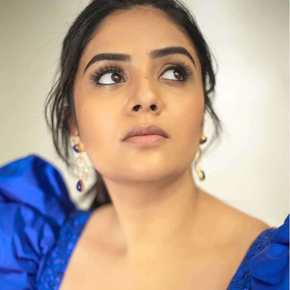 శ్రీముఖి.. ఈ అమ్మడు స్క్రీన్ మీద కనిపిస్తే చాలు ఎక్కడాలేని ఎనర్జీ వచ్చేస్తుంది. అందంతో చలాకీ మాటలతో ప్రేక్షకులను కట్టిపడేస్తుంది ఈ బ్యూటీ