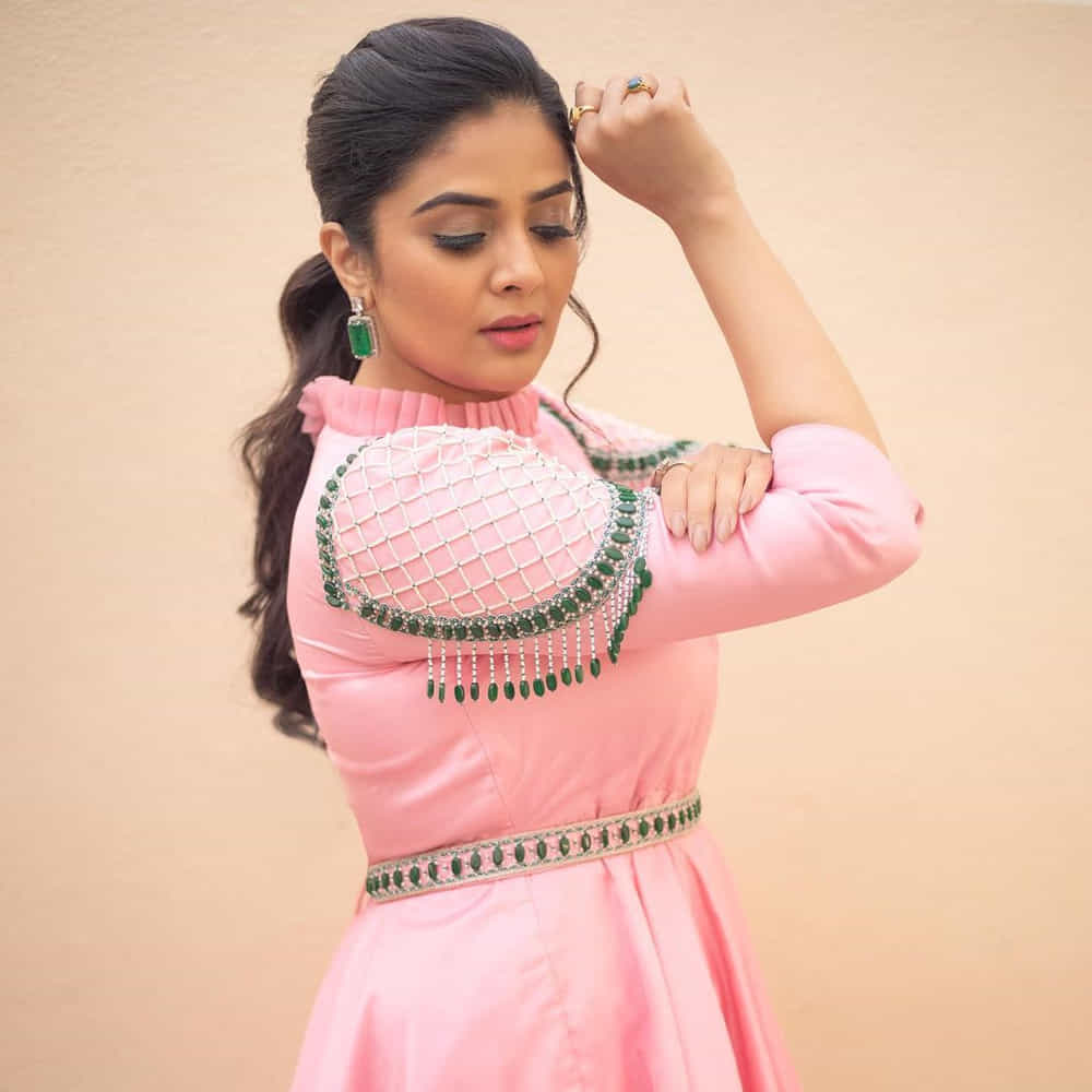 యాంకర్గా బుల్లితెరపై సత్తా చాటి.. బిగ్ బాస్ షోతో తన క్రేజ్ను రెట్టింపు చేసుకుంది యాంకర్ శ్రీముఖి. ఇక బుల్లితెరపైనే కాకుండా వెండితెరపై కూడా వెలుగులు విరజిమ్ముతోంది..శ్రీముఖిని సోషల్ మీడియాలో కూడా చాల క్రేజ్ సంపాదించుకుంది.ఈ చలాకీ బ్యూటీ తన అందంతో కట్టిపడేస్తుంది.