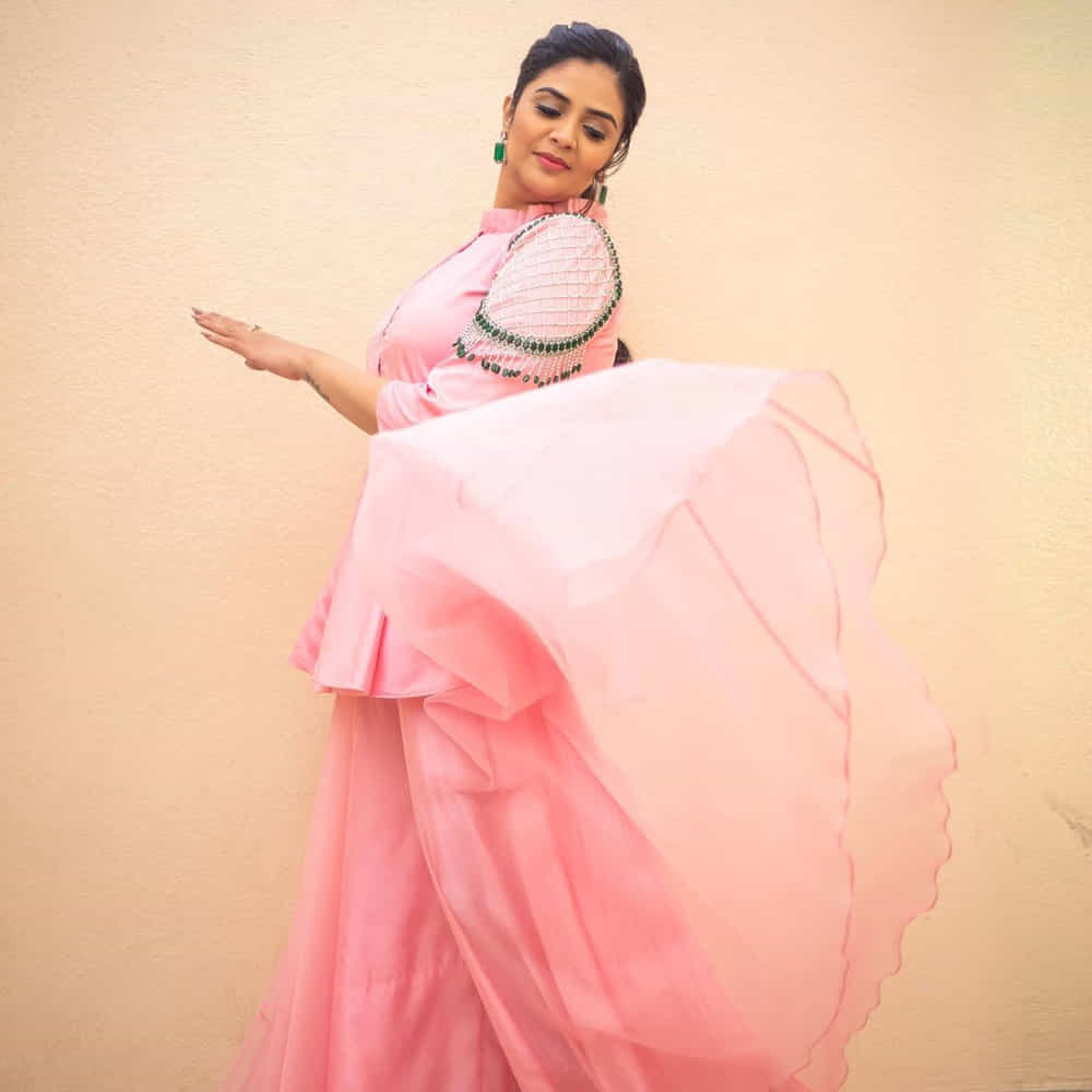 యాంకర్గా బుల్లితెరపై సత్తా చాటి.. బిగ్ బాస్ షోతో తన క్రేజ్ను రెట్టింపు చేసుకుంది యాంకర్ శ్రీముఖి. ఇక బుల్లితెరపైనే కాకుండా వెండితెరపై కూడా వెలుగులు విరజిమ్ముతోంది..శ్రీముఖిని సోషల్ మీడియాలో కూడా చాల క్రేజ్ సంపాదించుకుంది.ఈ చలాకీ బ్యూటీ తన అందంతో కట్టిపడేస్తుంది.