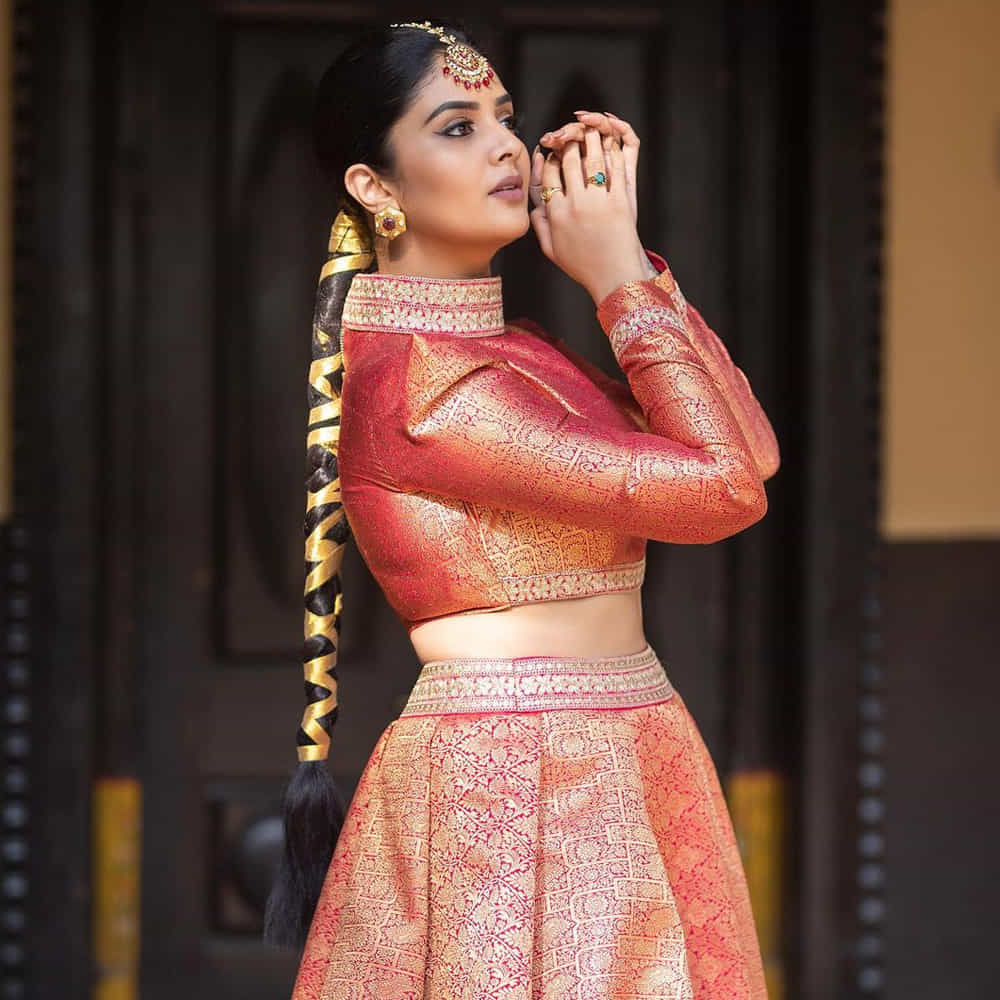 యాంకర్గా బుల్లితెరపై సత్తా చాటి.. బిగ్ బాస్ షోతో తన క్రేజ్ను రెట్టింపు చేసుకుంది యాంకర్ శ్రీముఖి. ఇక బుల్లితెరపైనే కాకుండా వెండితెరపై కూడా వెలుగులు విరజిమ్ముతోంది..శ్రీముఖిని సోషల్ మీడియాలో కూడా చాల క్రేజ్ సంపాదించుకుంది.ఈ చలాకీ బ్యూటీ తన అందంతో కట్టిపడేస్తుంది.