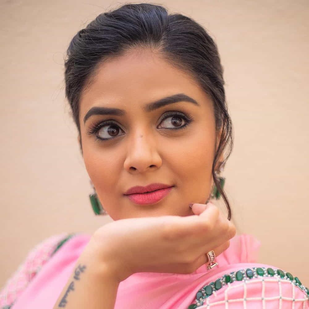 యాంకర్గా బుల్లితెరపై సత్తా చాటి.. బిగ్ బాస్ షోతో తన క్రేజ్ను రెట్టింపు చేసుకుంది యాంకర్ శ్రీముఖి. ఇక బుల్లితెరపైనే కాకుండా వెండితెరపై కూడా వెలుగులు విరజిమ్ముతోంది..శ్రీముఖిని సోషల్ మీడియాలో కూడా చాల క్రేజ్ సంపాదించుకుంది.ఈ చలాకీ బ్యూటీ తన అందంతో కట్టిపడేస్తుంది.
