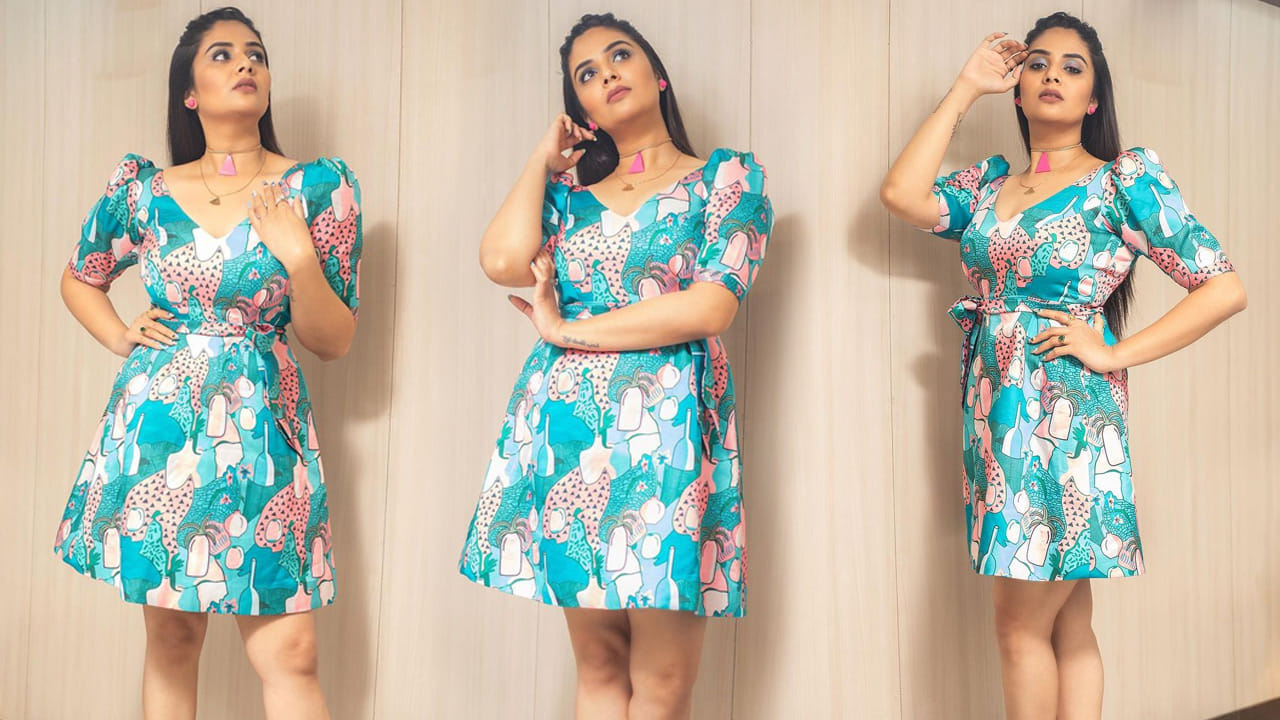 శ్రీముఖి.. ఈ అమ్మడు స్క్రీన్ మీద కనిపిస్తే చాలు ఎక్కడాలేని ఎనర్జీ వచ్చేస్తుంది. అందంతో చలాకీ మాటలతో ప్రేక్షకులను కట్టిపడేస్తుంది ఈ బ్యూటీ